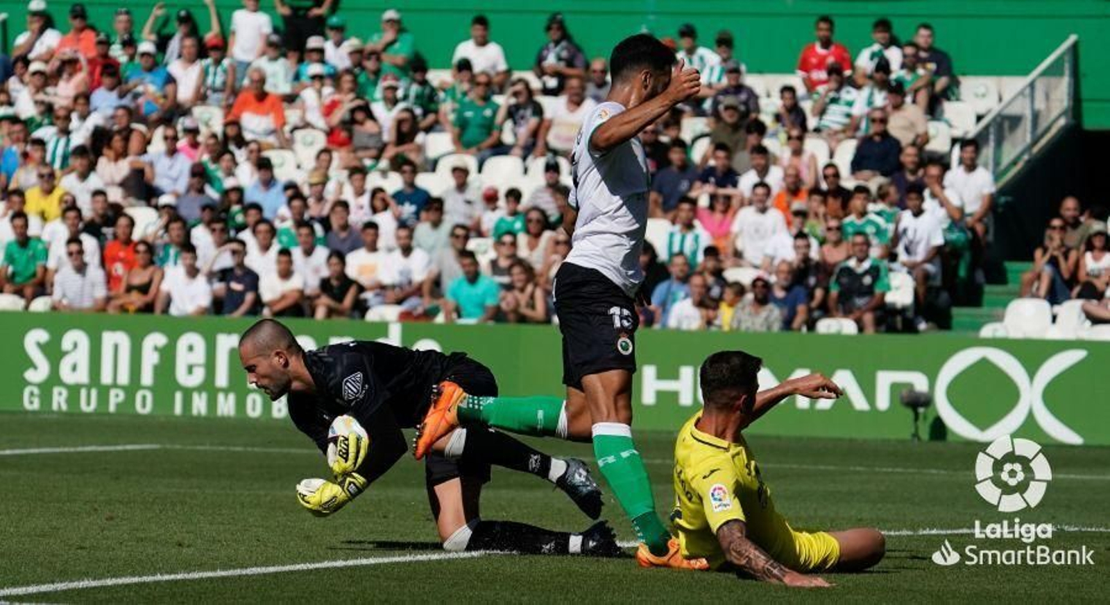 El zaguero racinguista Alves protege un balón.