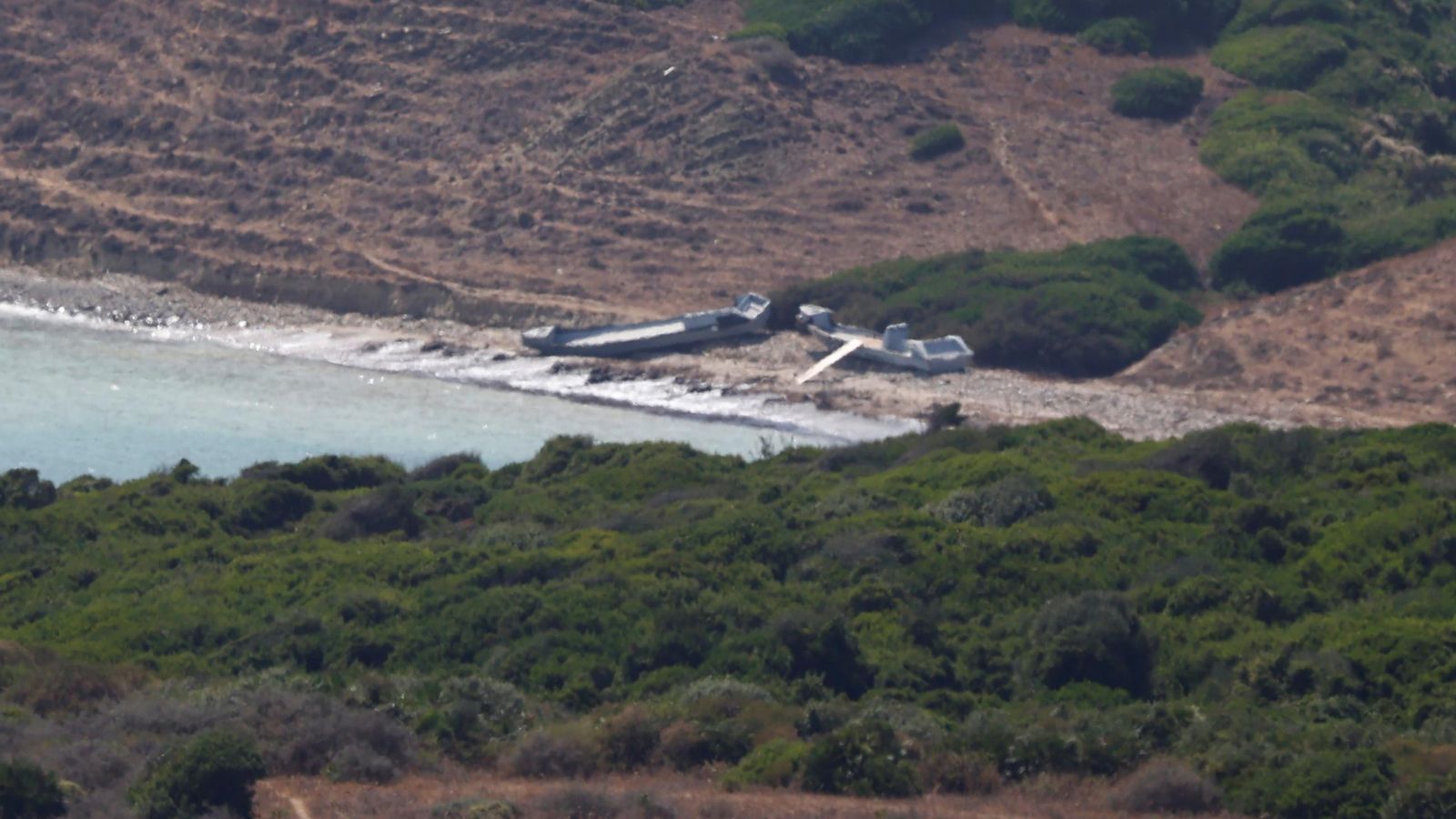 Embarcaciones abandonadas en Cala Arena.