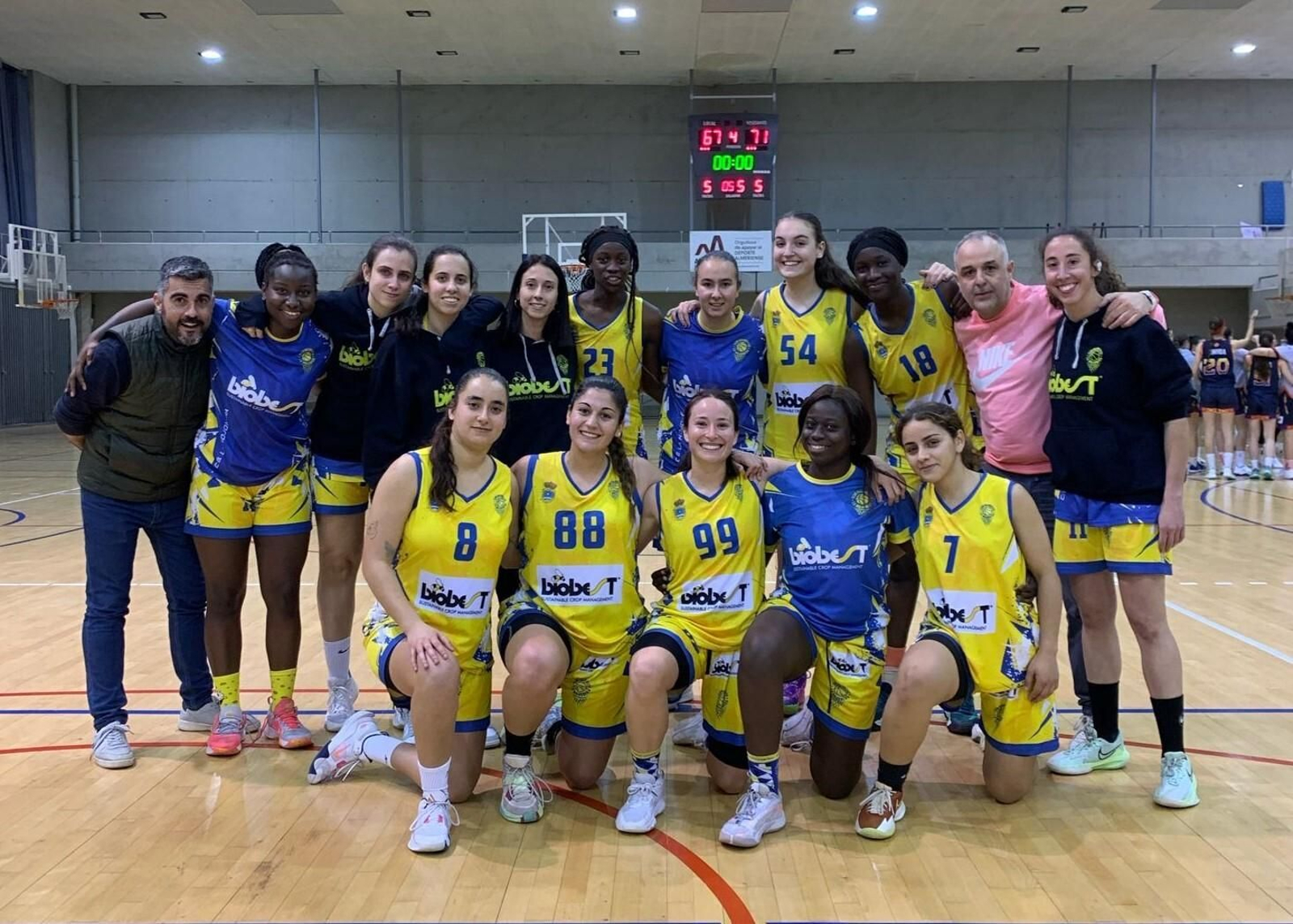 Foto de equipo del conjunto mojonero después de su victoria frente a El Toyo Basket.