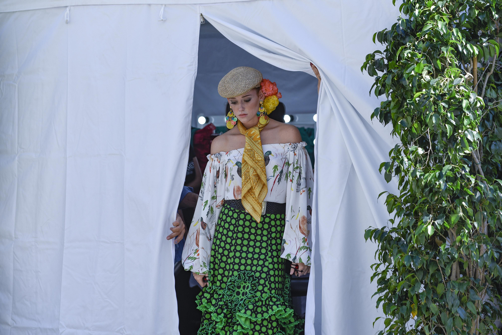 El desfile de moda flamenca de la Avenida de la Constitución, en imágenes