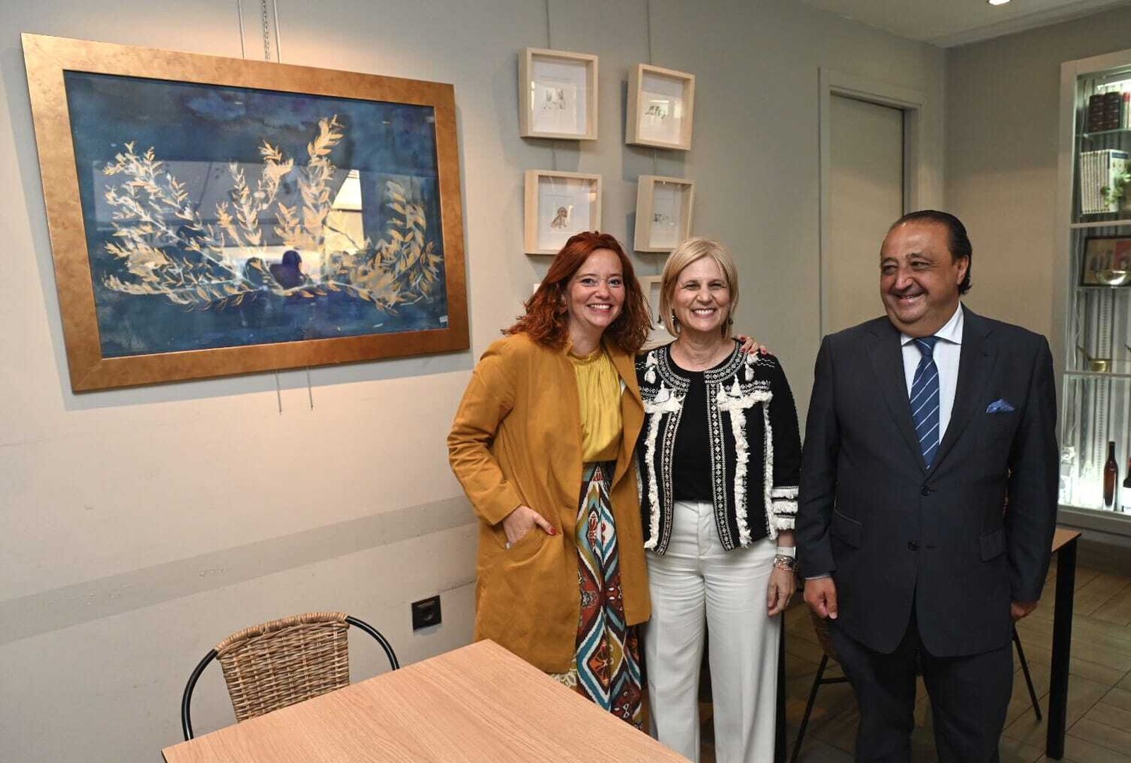 Rocío Fontán, junto a la alcaldesa de Jerez, María José García-Pelayo, y el edil de Cultura, Francisco Zurita