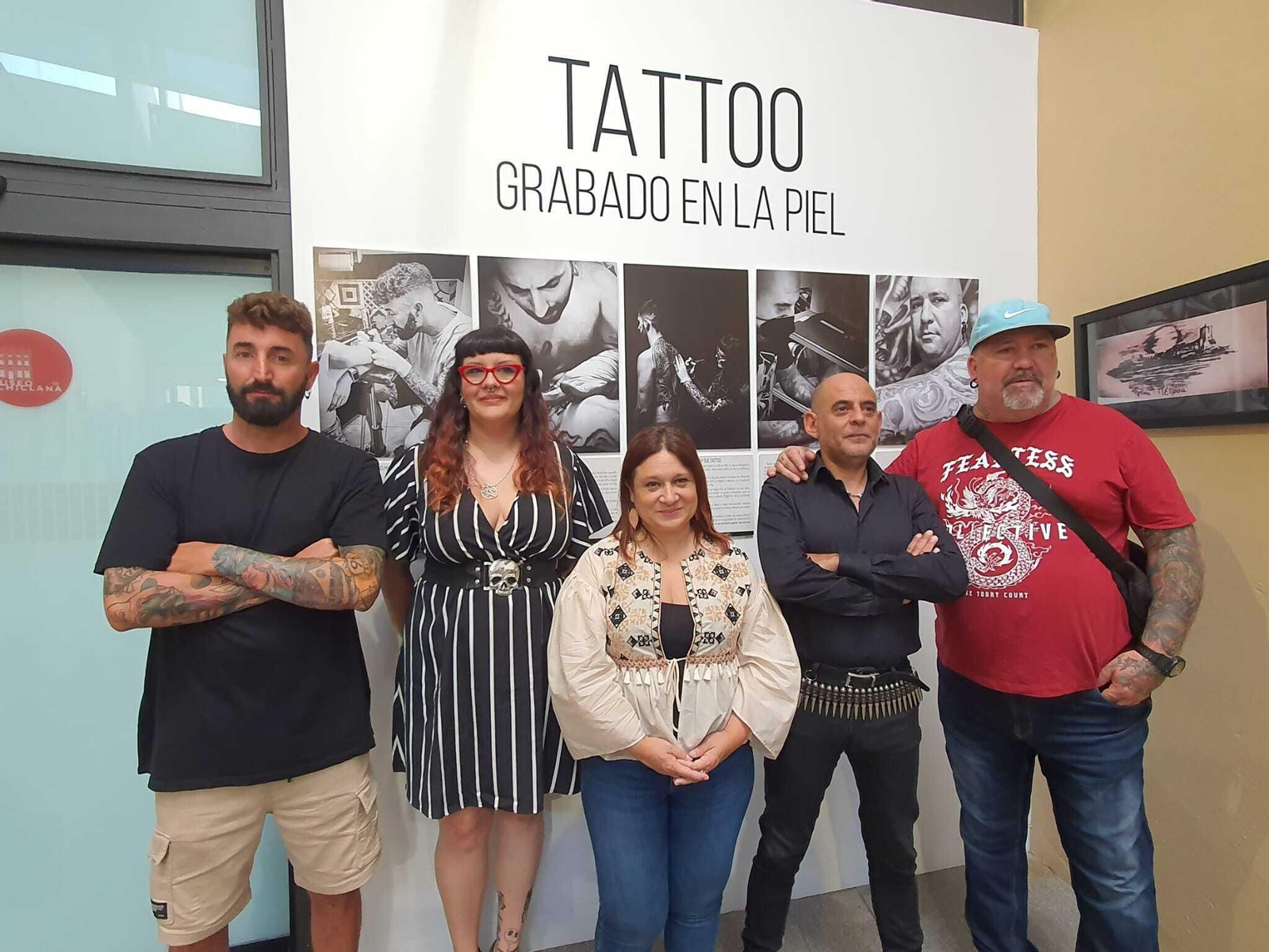 Los tatuadores posan en el estreno de la exposición.