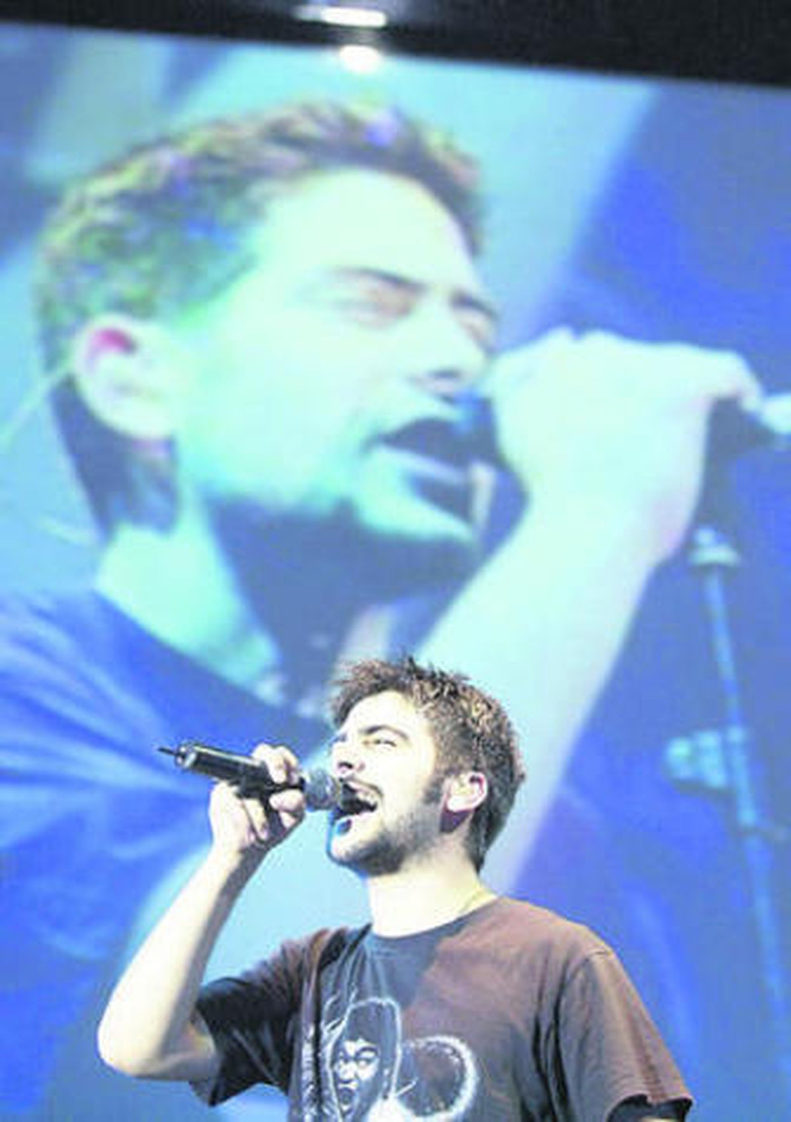 1. El Canto del Loco giró con el disco 'Personas' durante un mes y medio más antes del tour 'Hasta luego'. 2. Estopa no se decide a hacer la gira de décimo aniversario como estaba previsto. 3. Miguel Bosé, también cauto.