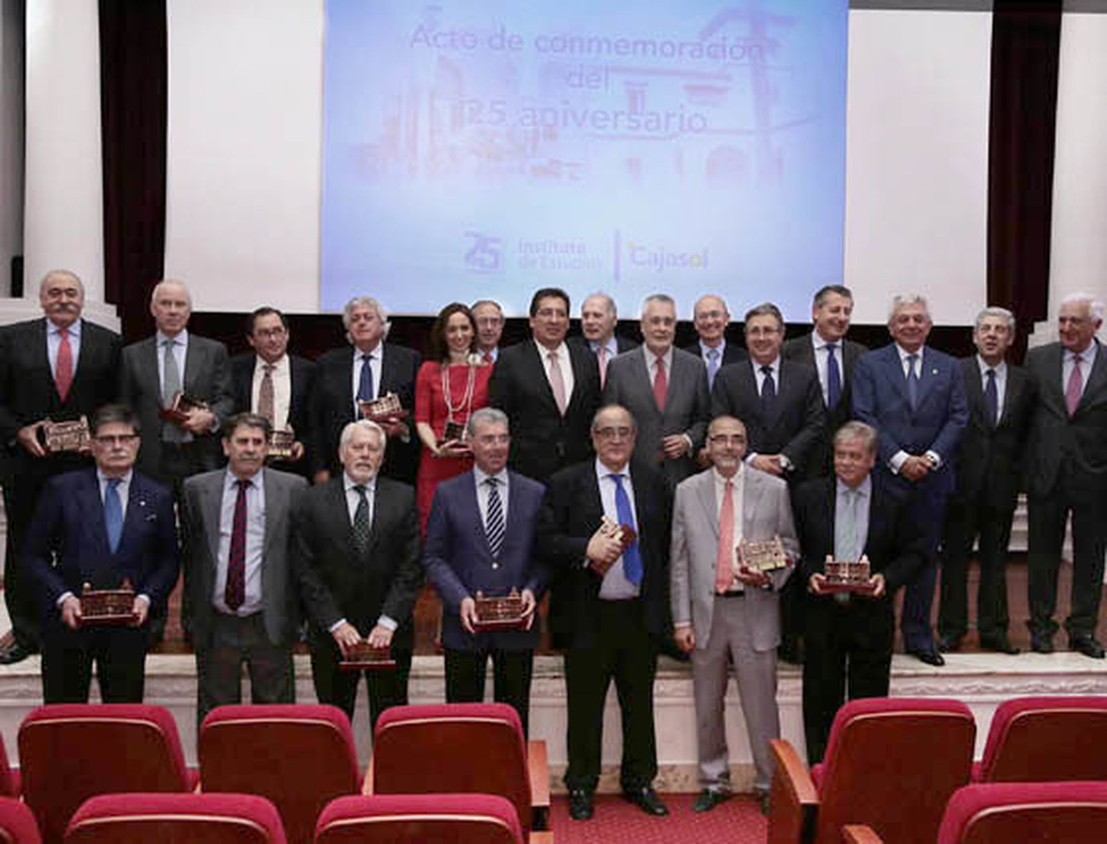 El presidente de la Junta de Andalucía, José Antonio Griñán, con Juan Ignacio Zoido, alcalde de Sevilla; Antonio Pulido, presidente de Fundación Cajasol; Francisco Herrero, presidente de la Cámara de Comercio; Manuel Damián Álvarez, presidente de la Audiencia Provincial de Sevilla; Santiago Herrero, presidente de la CEA, Luis Miguel Pons, director general del Instituto de Estudios Cajasol, y los premiados: Cristóbal Salas, Ignacio Pérez Royo, Rafael Lamet, Fernando Yélamos, Rosa Santos, Guillermo Jiménez, Álvaro Villagrán, Jesús Maza, Francisco Escribano, Salvador Durbán, Francisco Ballester, Antonio Franco, Guillermo Sierra, Luis Valdivieso y Juan José Andújar.  Foto: Victoria Ramírez