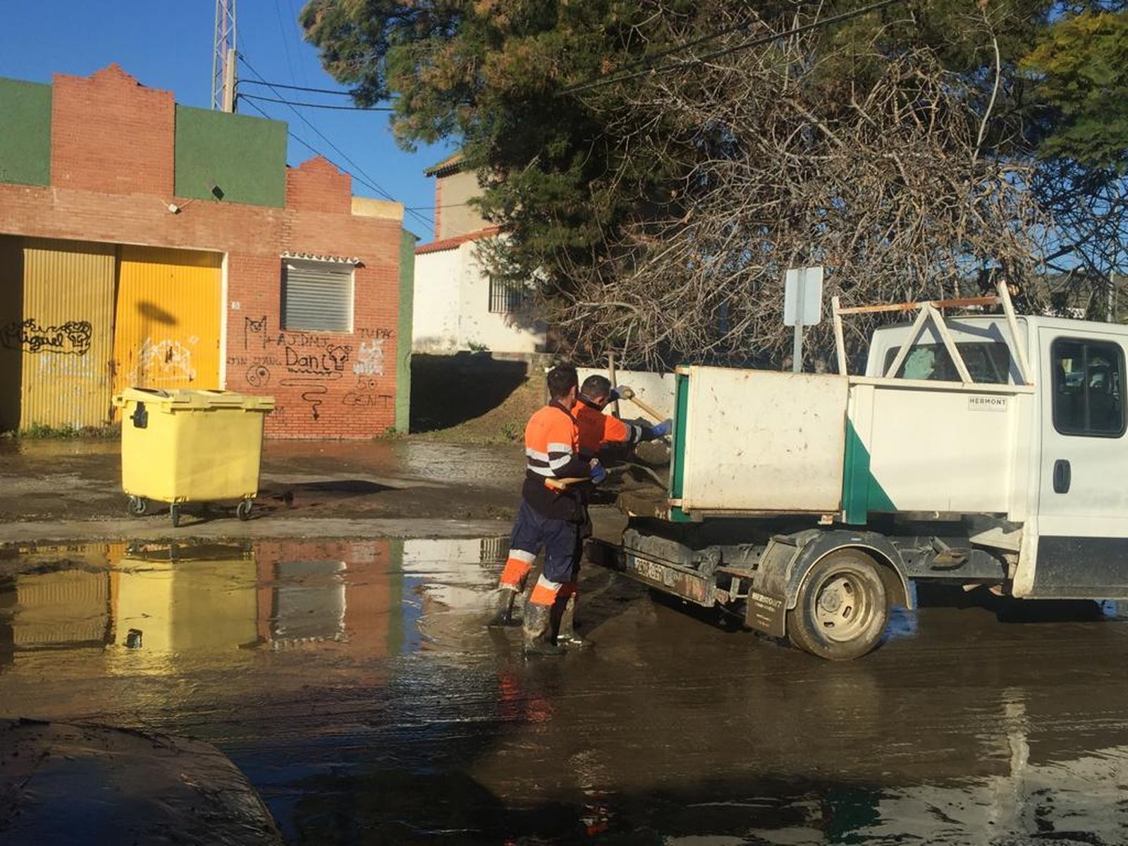 Imágenes de la inundación de El Trapiche, en Vélez-Málaga, por la rotura de una tubería del pantano de la Viñuela.