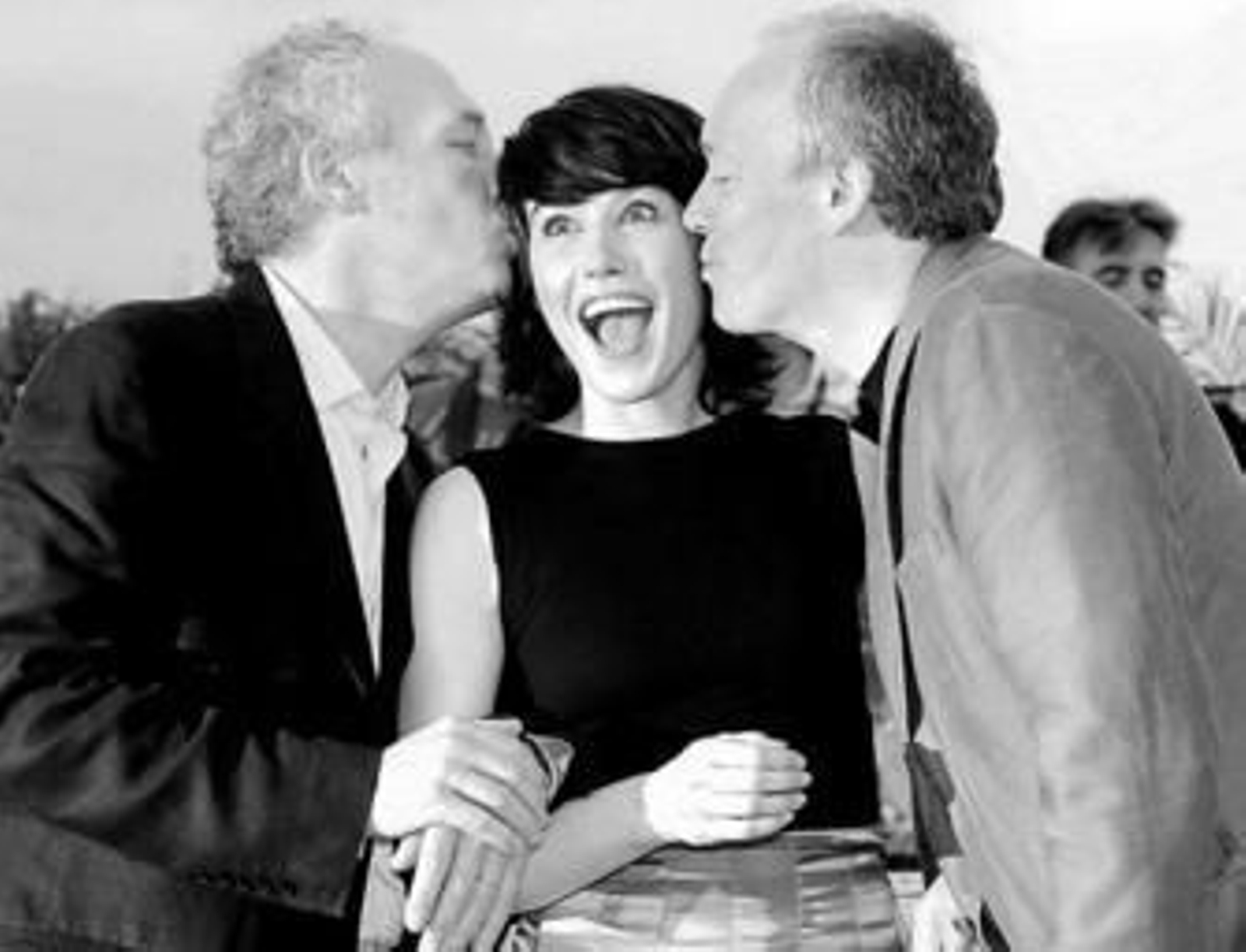 Los directores Luc y Jean-Pierre Dardenne besan a la actriz Arta Dobroshi.