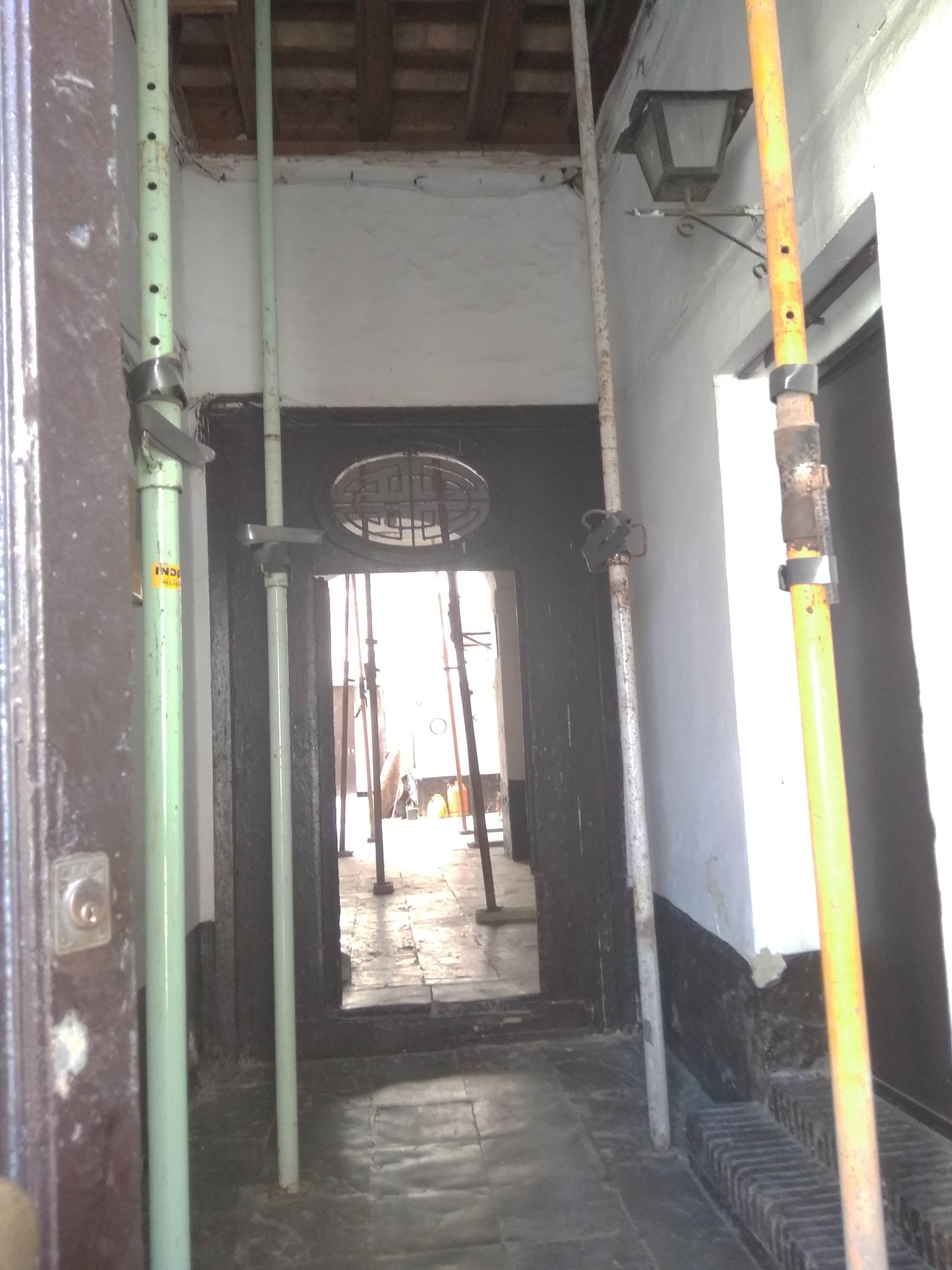 La finca se encuentra apuntalada desde hace más de un año.