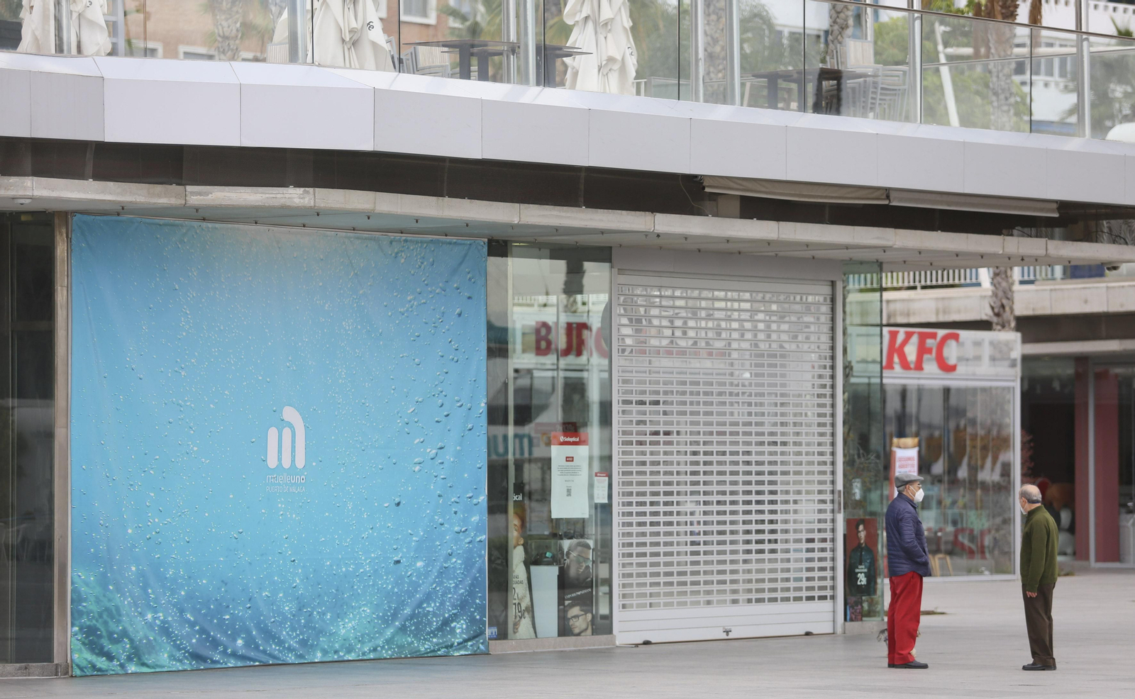 El Muelle Uno tras la primera semana de cierre de comercio y hostelería en Málaga capital