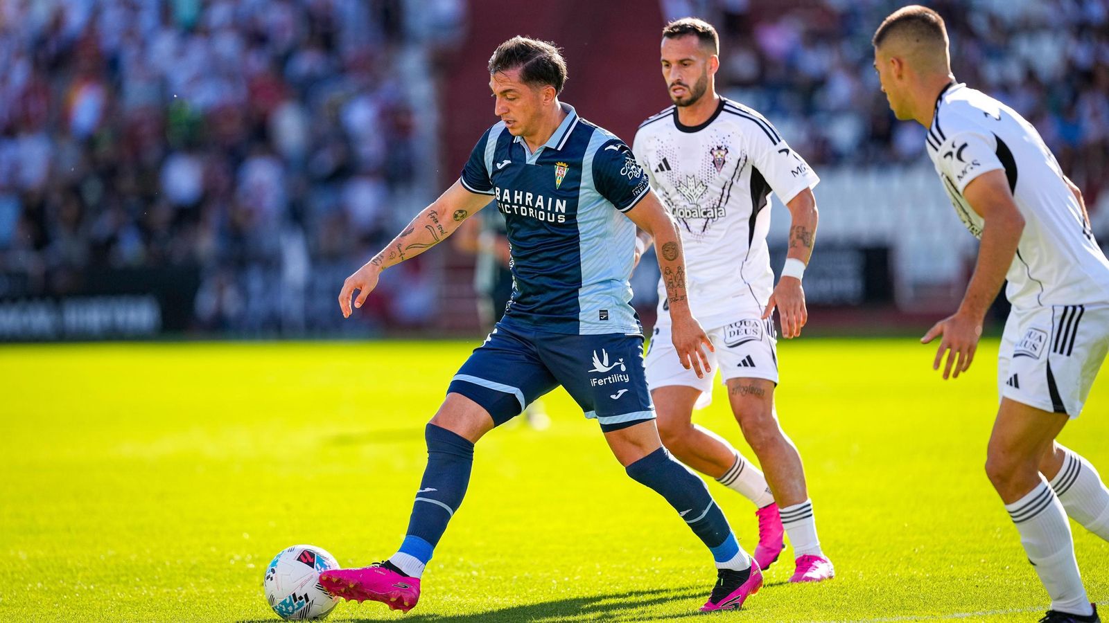 Carracedo toca el balón en un lance del Albacete - Córdoba CF.