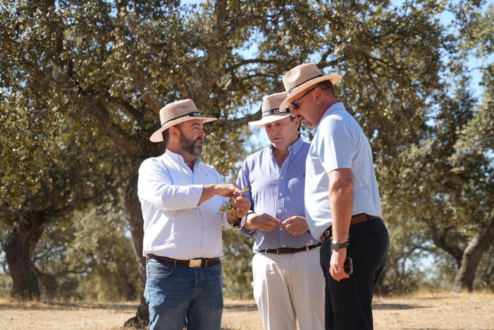 El doctor Frank Mitloehner visita la dehesa.