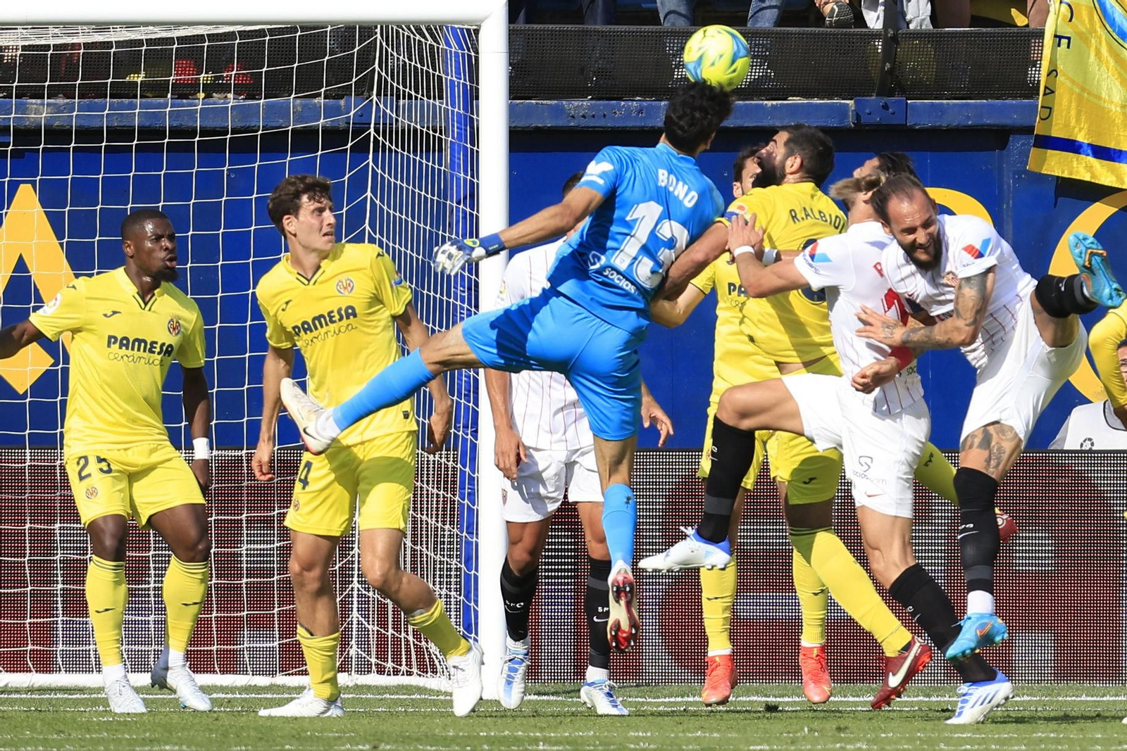Bono salta para pelear el balón que acabaría rematando Koundé para empate a uno.
