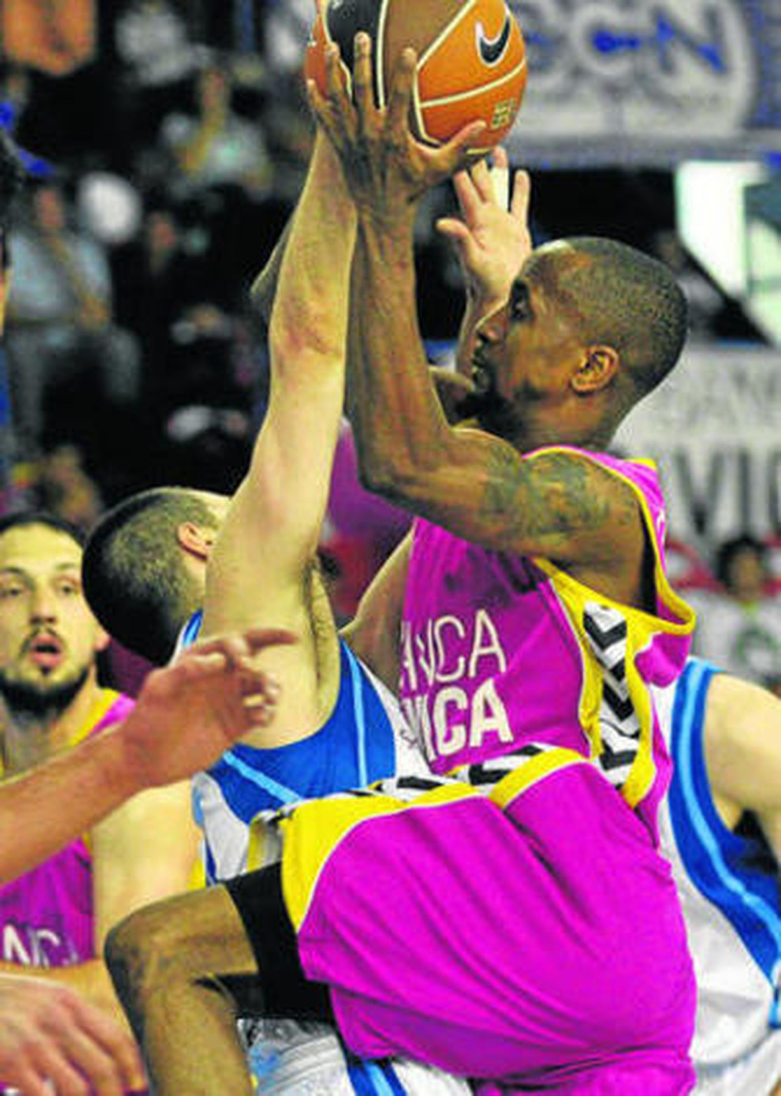 Salgado impide a Calloway una entrada cómoda.