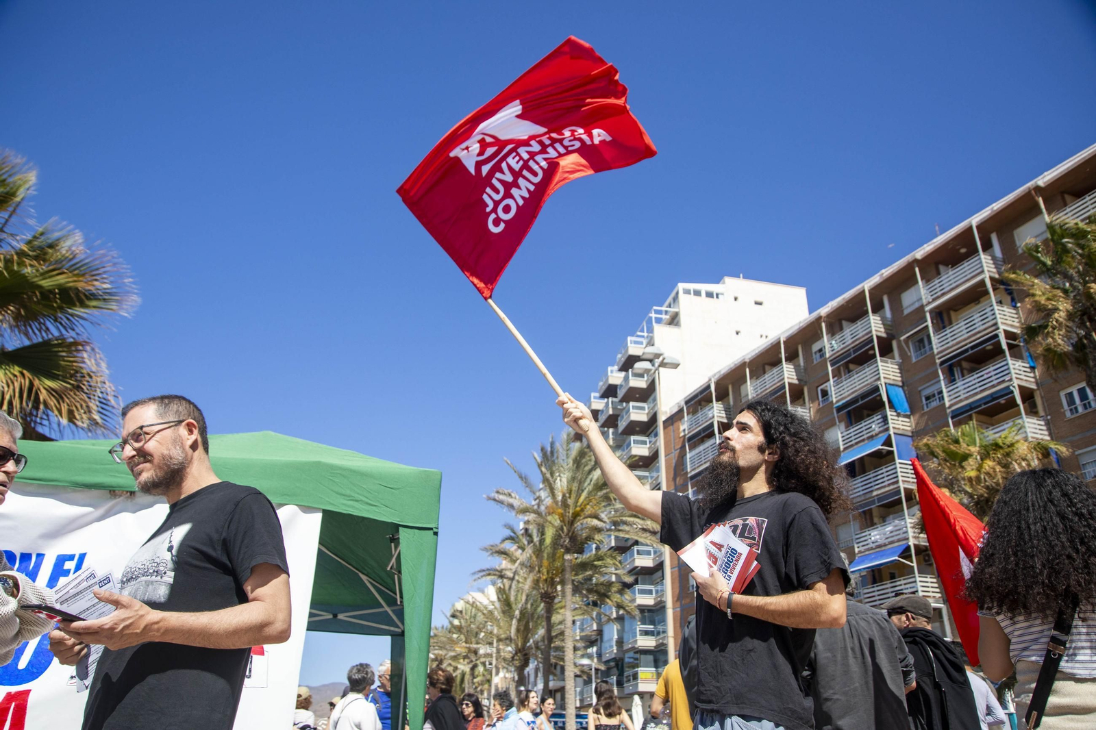 Imágenes de la manifestación en contra del negocio de la vivienda en Almería