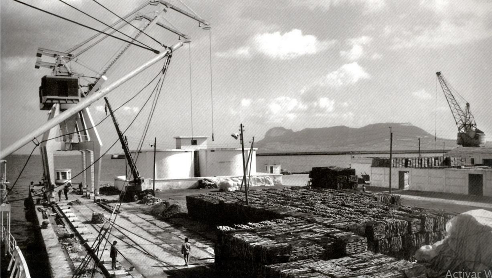 A la derecha de la imagen, la grúa de Motril en el lado sur del muelle de la Galera.