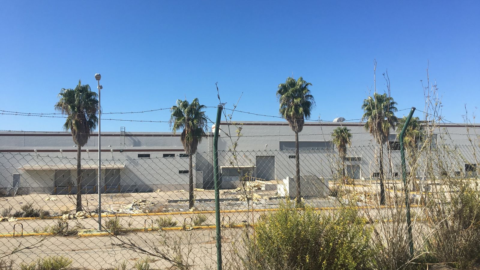 La antigua nave de Visteon, actualmente de Plasticur, está siendo objeto de robos y vandalismo.