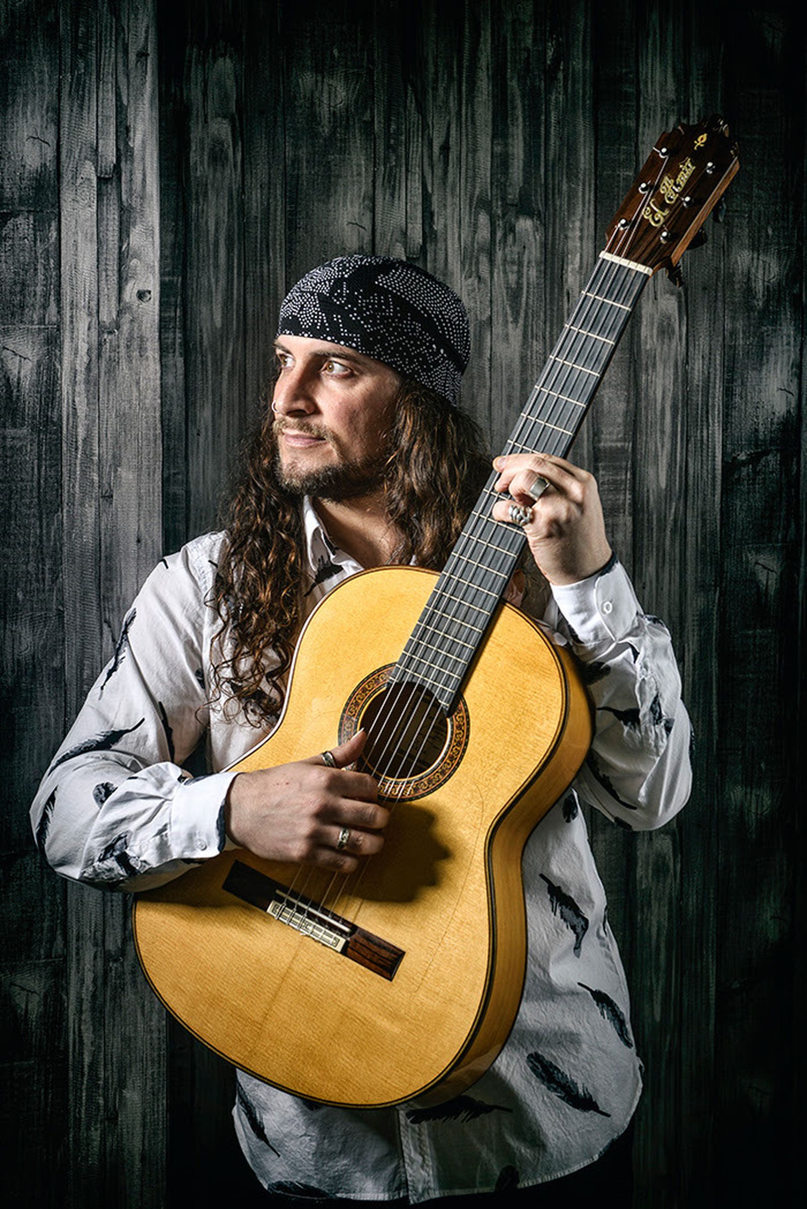 Amir John Haddad, un virtuoso con la guitarra.