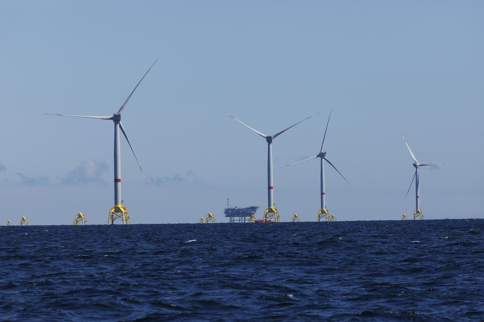 Puerto Real, presente en la estación eólico marina Wikinger