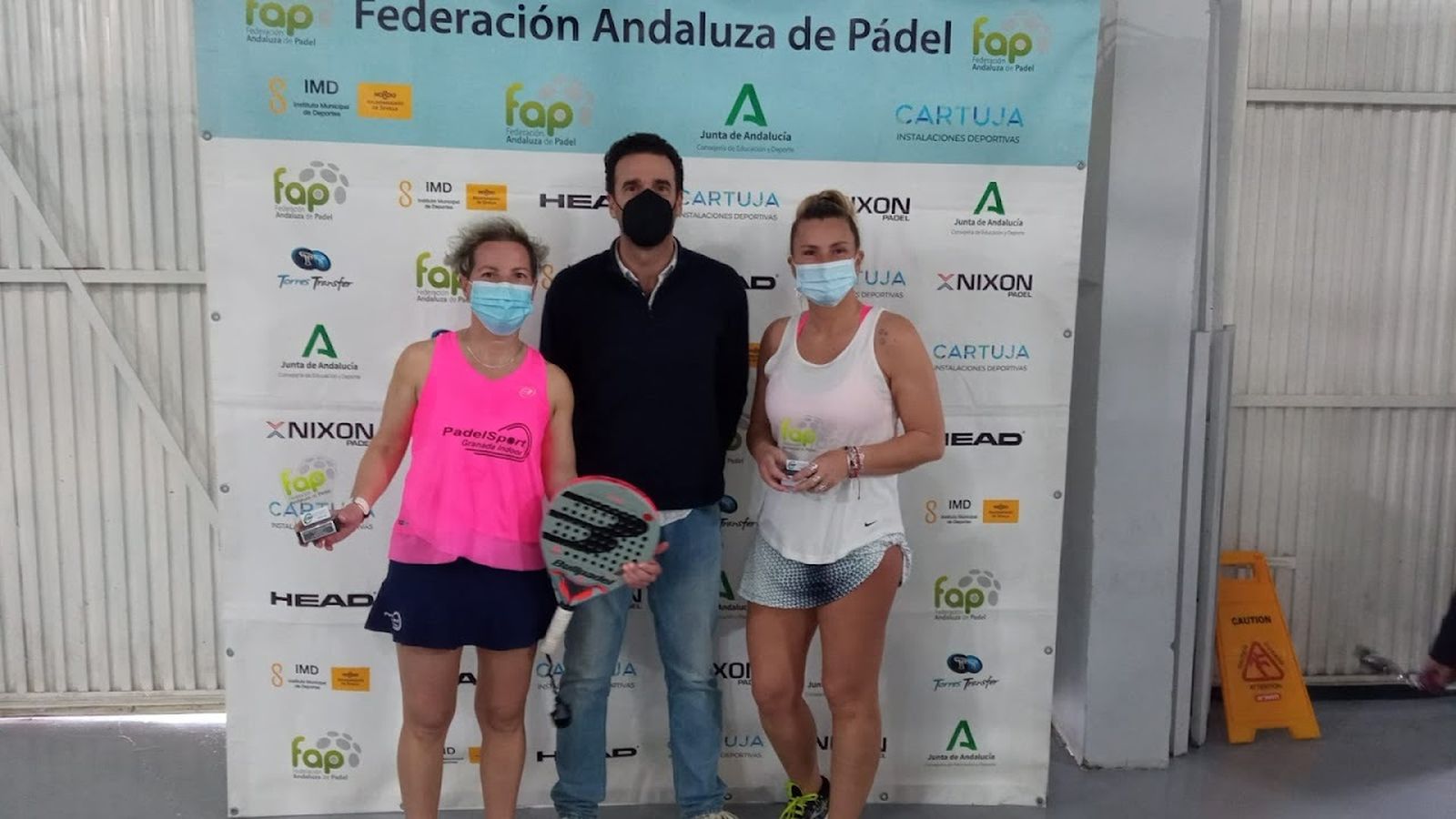 Una de las parejas femenina ganadora del cuadro en el torneo de Huelva.