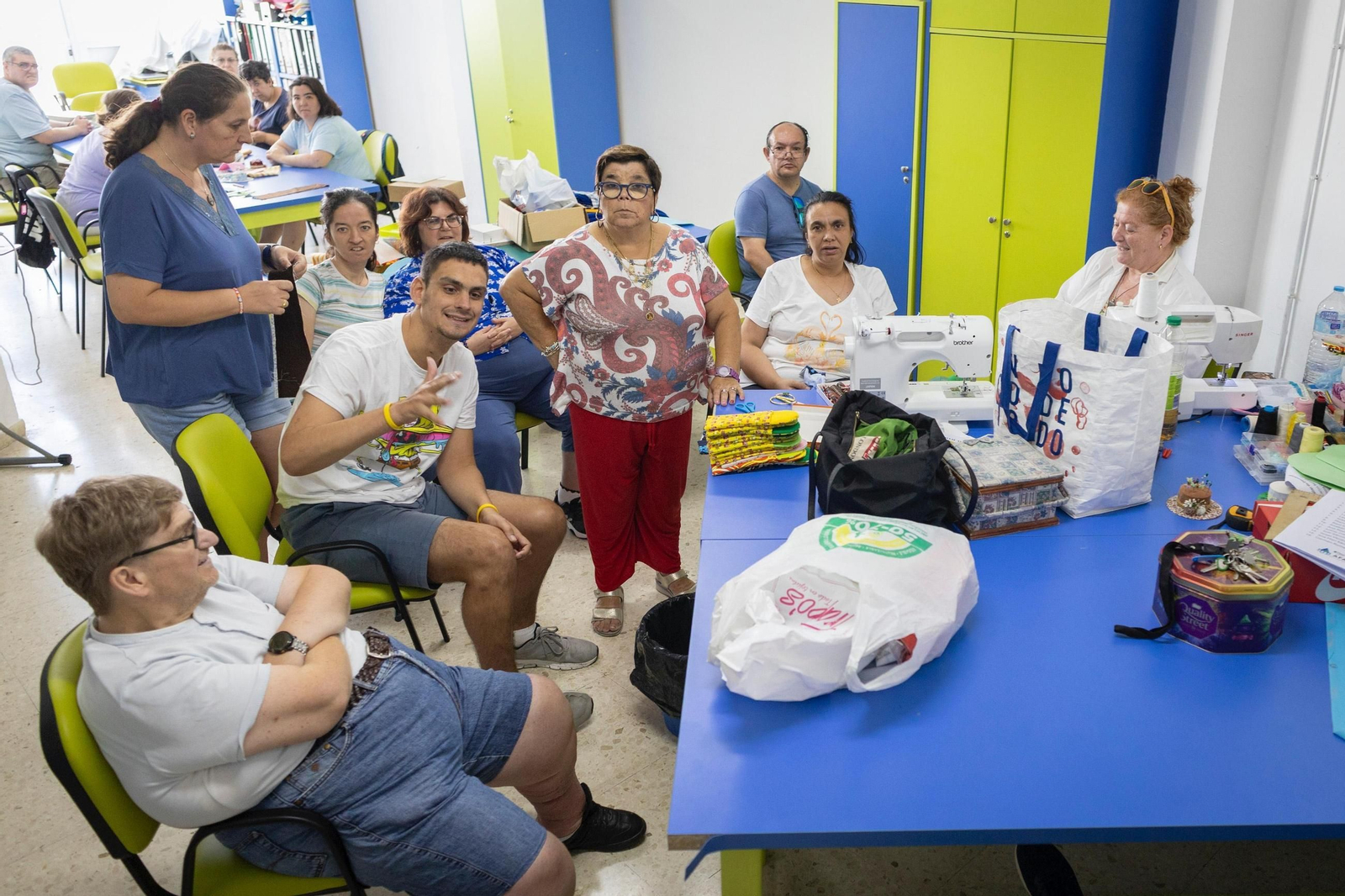 Algunos usuarios en uno de los talleres que imparte esta asociación gaditana.
