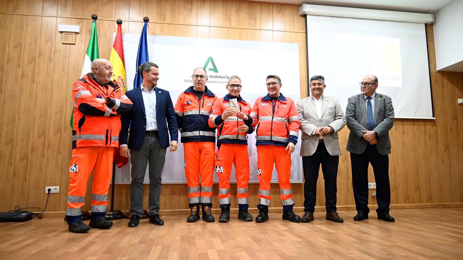 Alejandro Gacía y Jose Manuel Correa entregando el reconocimeinto a trabajadores del 061 por su actuación en la emergencia de Cueva de la Mora.