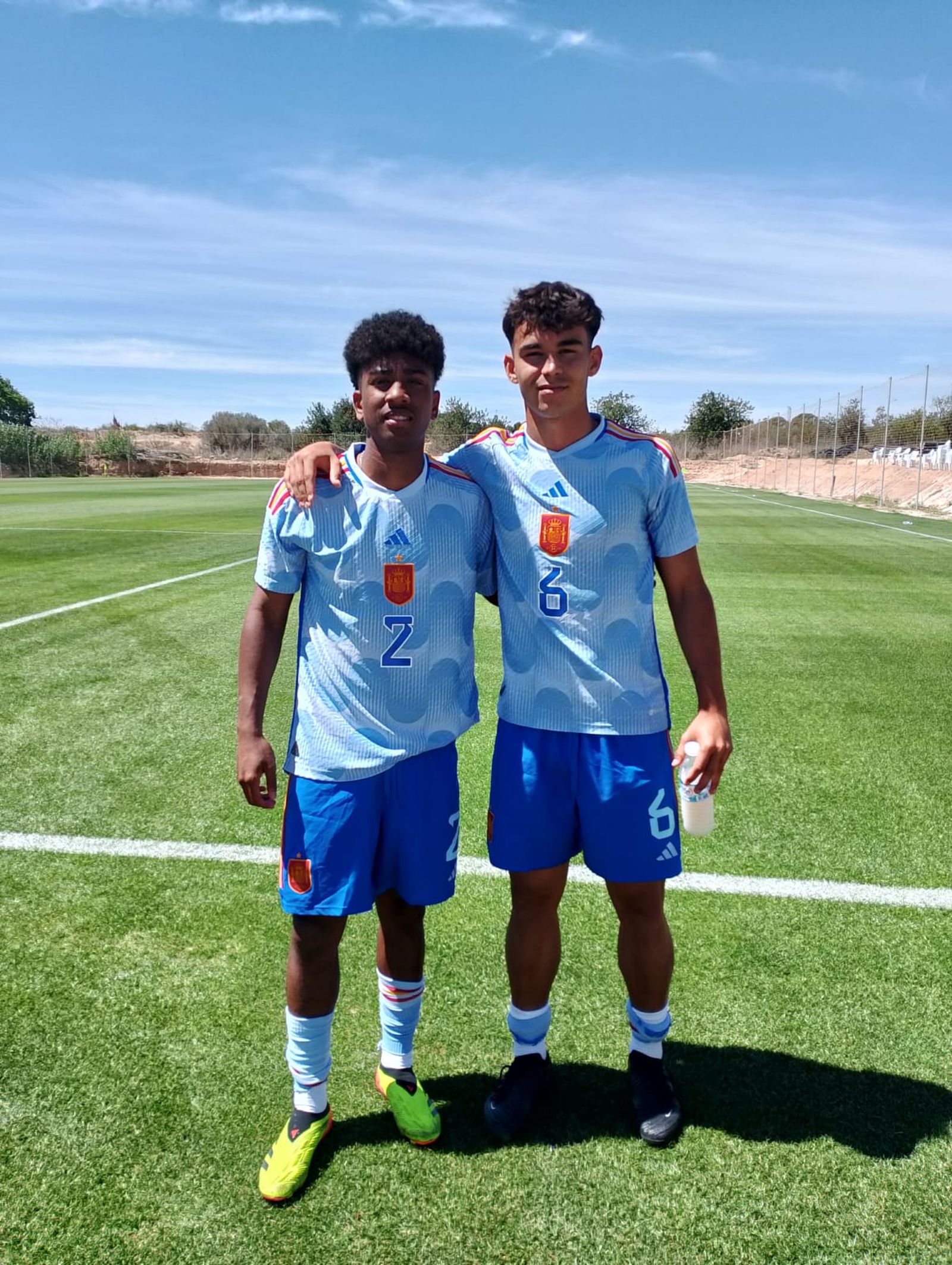 Marcos Peña y Cristian David posan juntos al término de la concentración realizada durante el pasado mes de mayo.