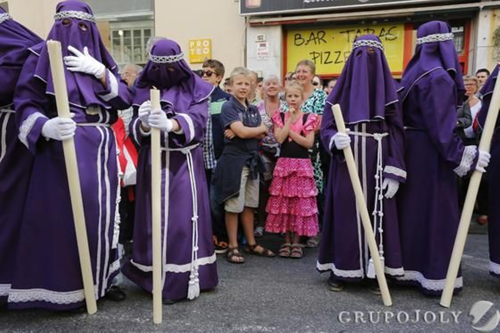 Crucifixión, Gitanos, Dolores del Puente, Pasión, Estudiantes y Cautivo protagonizaron una jornada en claroscuro./ Javier Albiñana