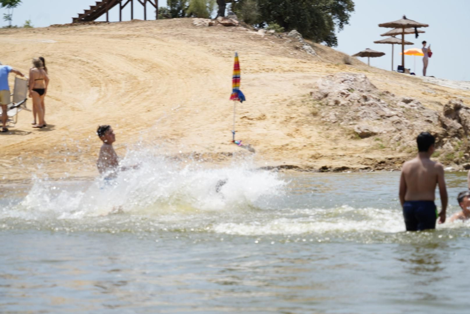 El inicio de la temporada de baño en la playa de La Colada, en fotografías