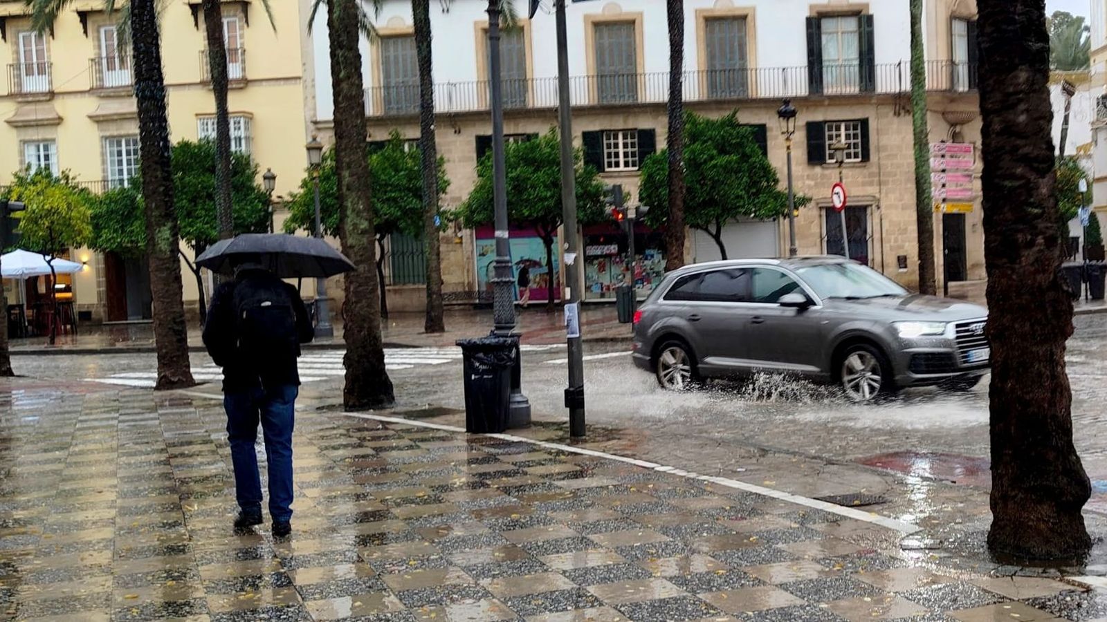 Un hombre con paraguas por el centro de Jerez, días atrás.