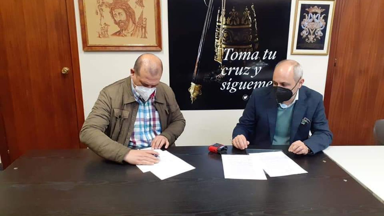 Manuel Hernández, hermano mayor Vera-Cruz, firma la nueva fase del bordado con Manuel Solano.