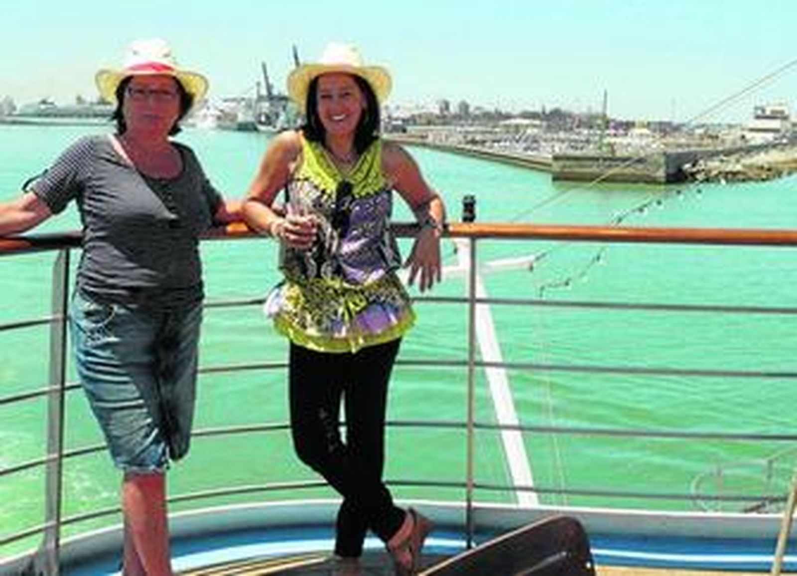 1. Foto de familia tomada por la propia compañía Iberocruceros minutos antes del embarque en Cádiz. 2. Todos, incluidos los más pequeños, llevan a cabo pruebas de salvamento. 3. Keka, a la izquierda, con una de sus familiares, con Cádiz a la espalda minutos después de la una de la tarde del lunes, 31 de mayo. 4. No faltó ni la comida ni la bebida ni los buenos momentos en los que compartir esta vivencia que ellos califican de "inolvidable". 5. La última mirada atrás antes de emprender la ruta desde Cádiz.