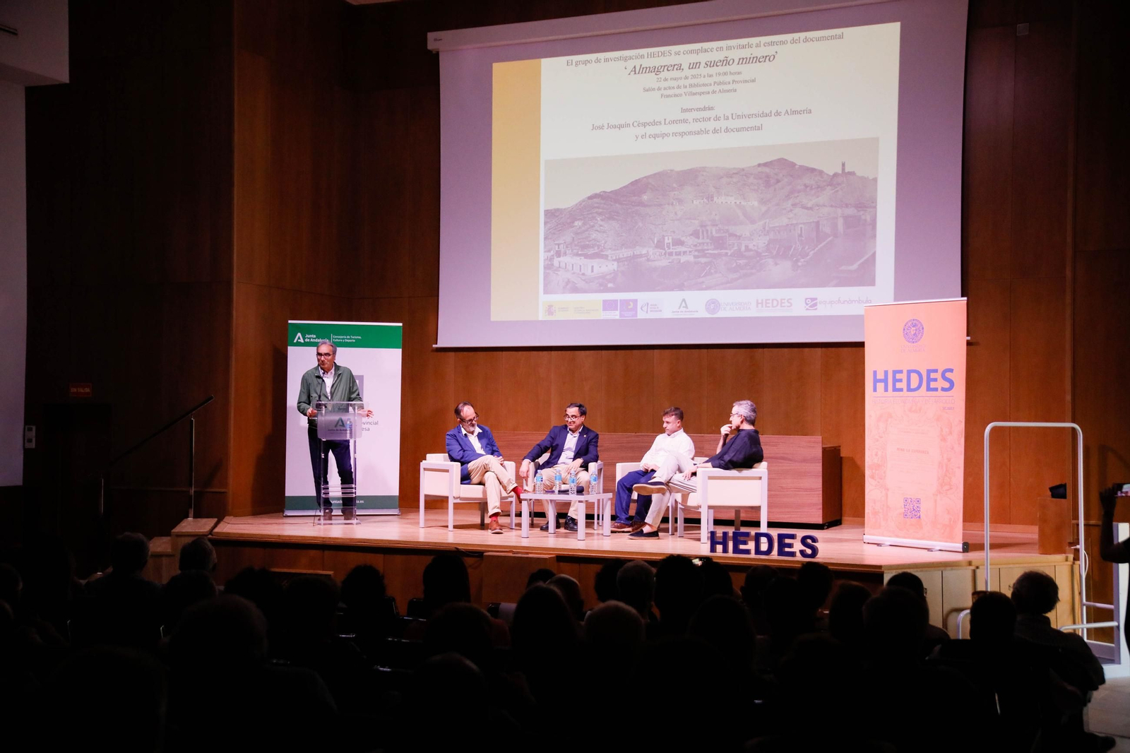 Imágenes de la presentación del documental "Almagrera, un sueño minero" en la biblioteca Villaespesa de Almería