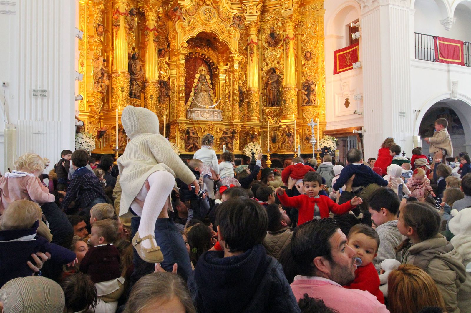 El Rocío celebra La Candelaria con la presentación de los niños a la Virgen, en imágenes