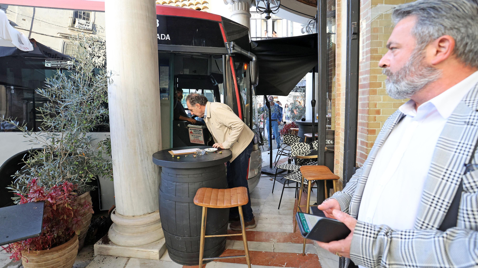 Un autobús se empotra en el Gallo Azul de Jerez