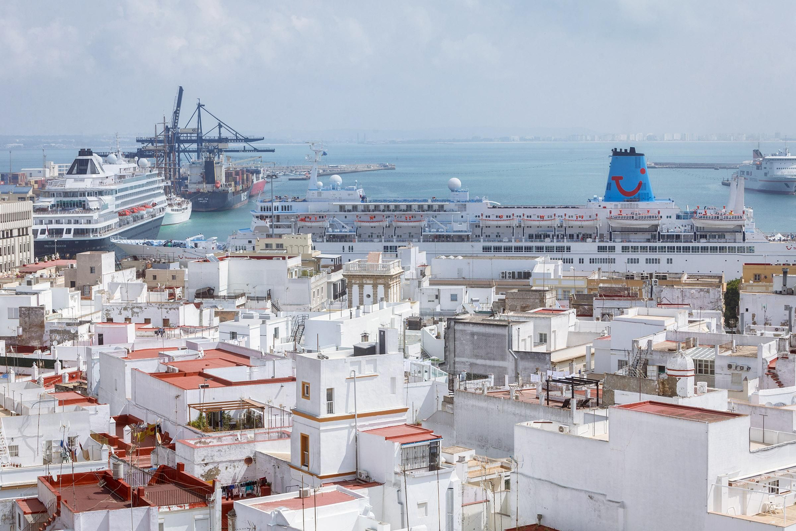Imagen de archivo de varios cruceros atracados en el puerto de Cádiz, con la ciudad en primer plano