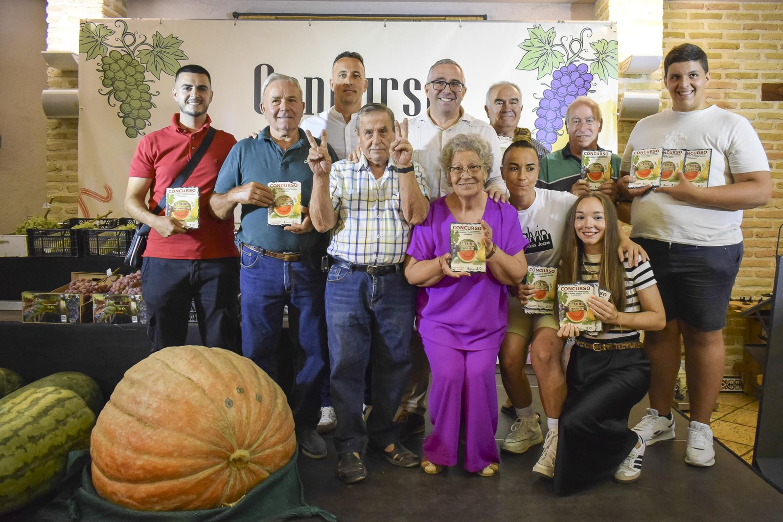 Ganadores del concurso en Los Palacios y Villafranca con el alcalde de la localidad