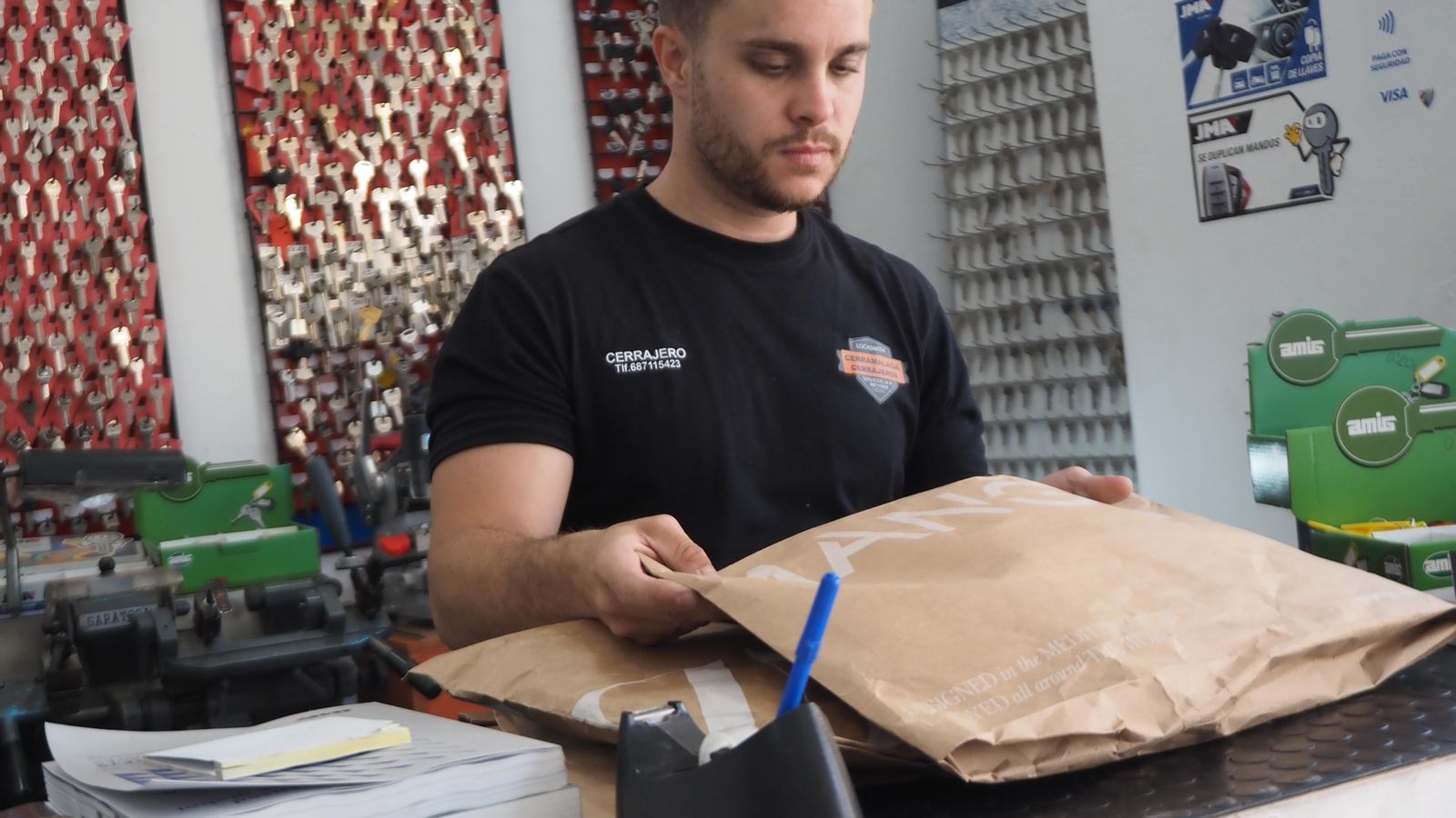 Pablo, en CerraMálaga, afirma que ser punto de entrega ha aumentado un 30% el tráfico de clientes. Pablo, en CerraMálaga, afirma que ser punto de entrega ha aumentado un 30% el tráfico de clientes.