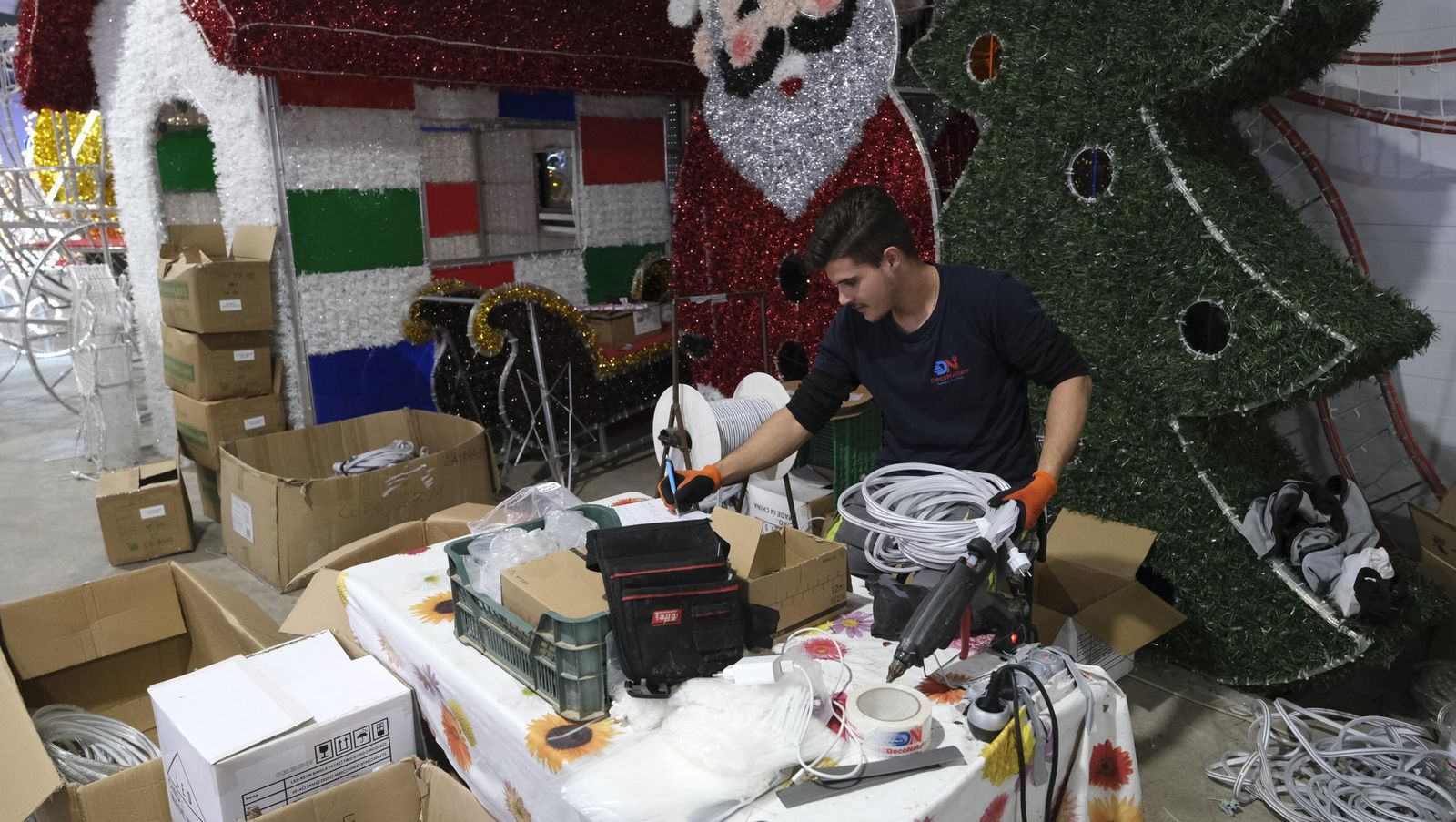 Desde Huécija a todo el mundo, Deconature, alegra la navidad con sus luces, en imágenes