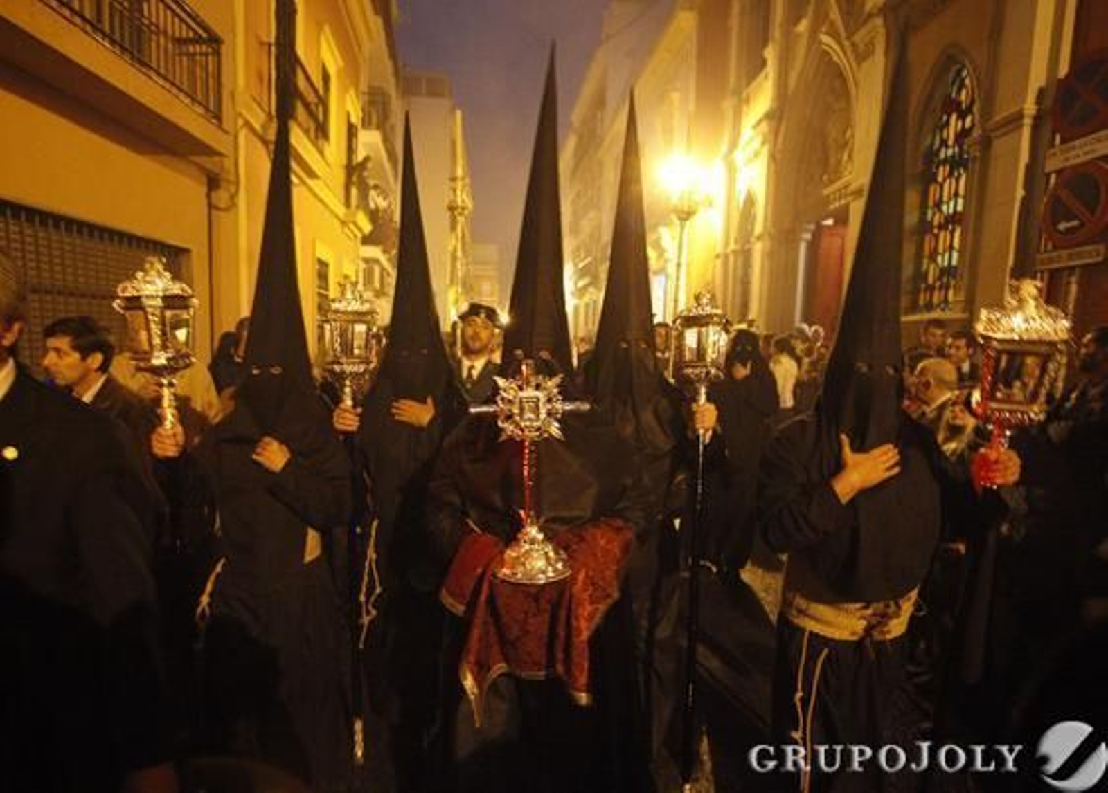 La Hermandad de Vera-Cruz sale sin pasos y completa su estación de penitencia con el Lignum Crucis.

Foto: Jose Angel Garcia
