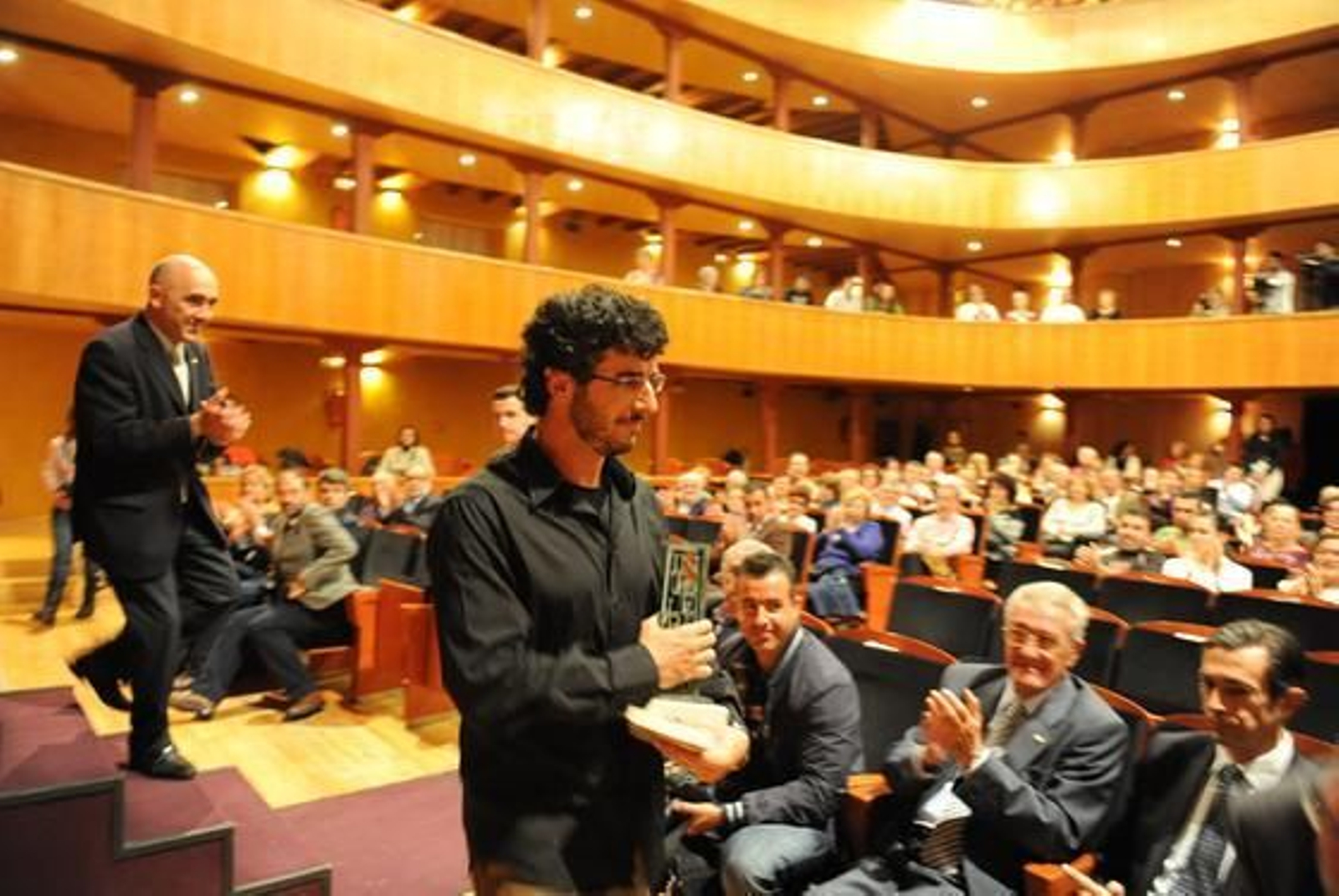 El reportero gráfico Emilio Morenatti recibe el I Premio Libertad de Expresión en el Real Teatro de Las Cortes de San Fernando. 

Foto: Elias Pimentel