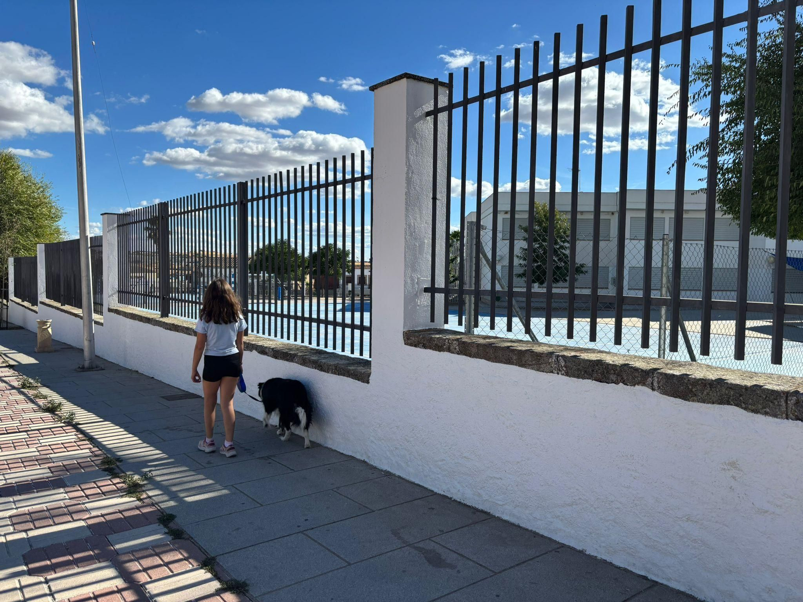 Una niña pasa delante del colegio Ginés de Sepúlveda en Pozoblanco.