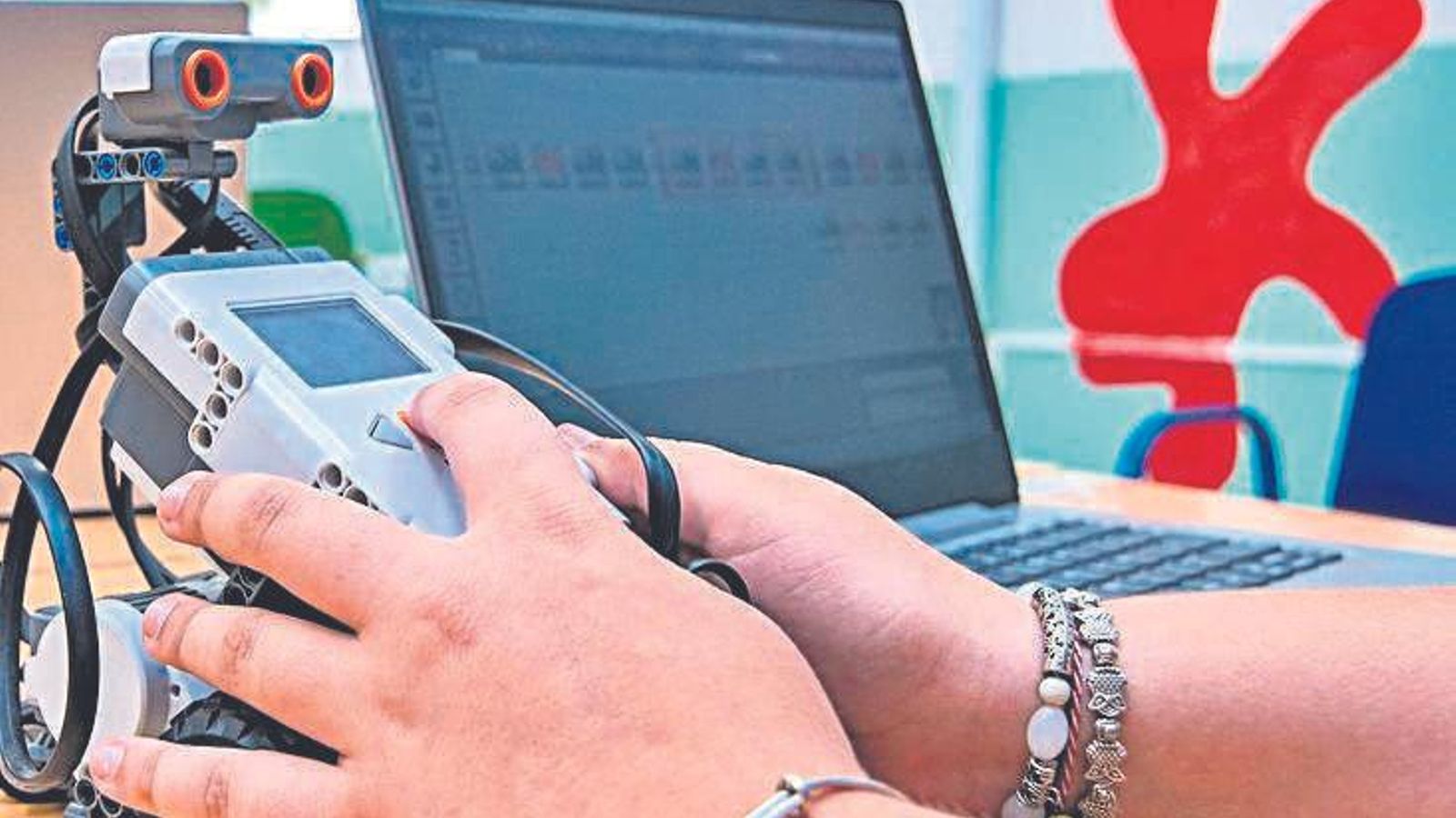 Todo ha sido elaborados por 186 docentes, entre los que se encuentran especialistas de cada área o materia.