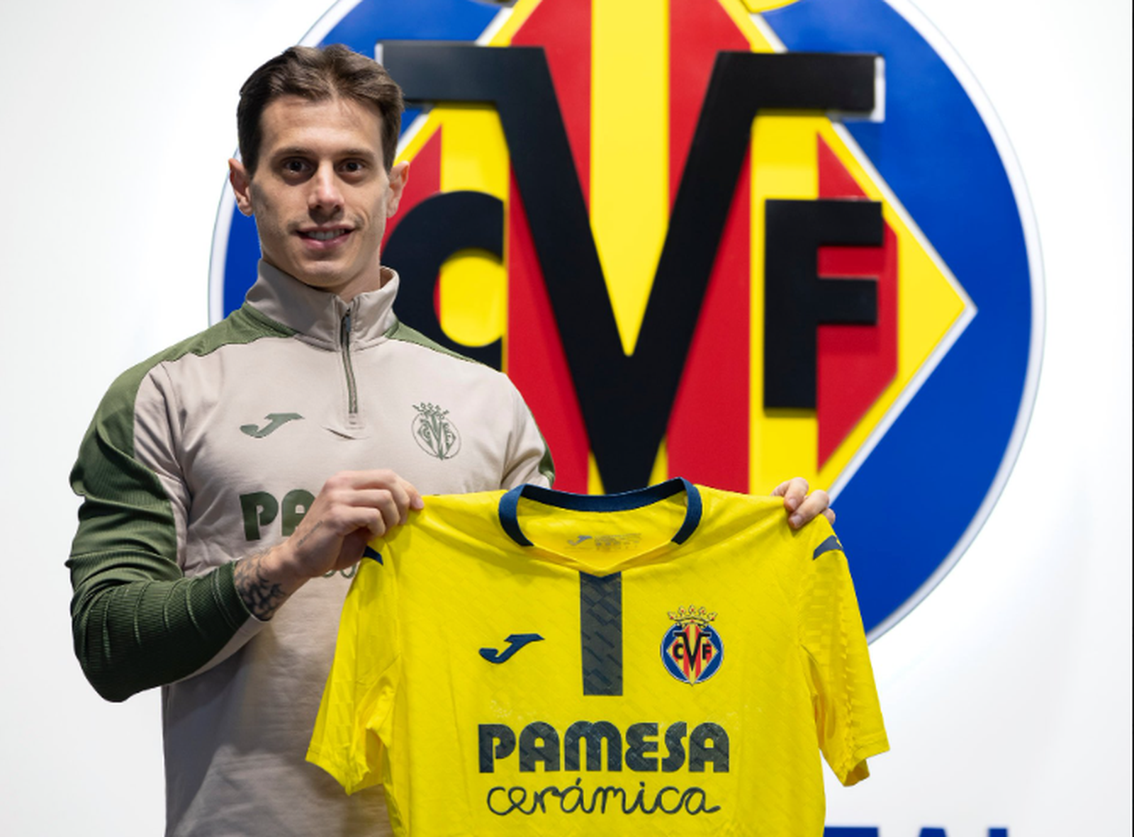 Alfon posa ya con su nueva camiseta tras oficializarse su cesión al Villarreal.