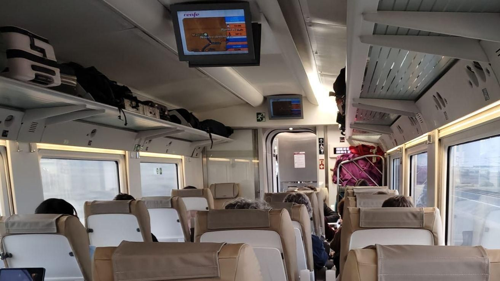 Interior del Alvia en el que se ha producido la incidencia este sábado.