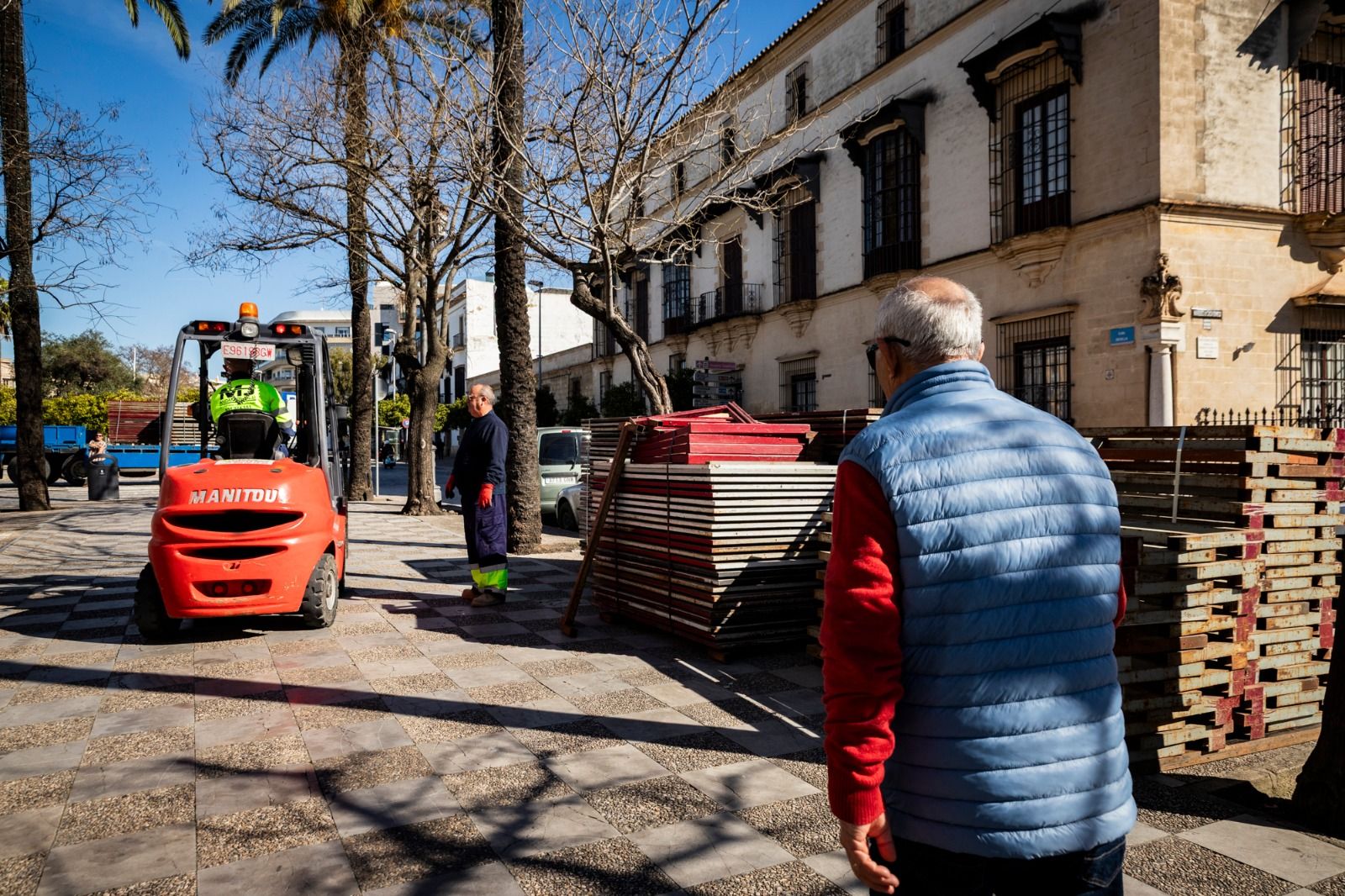 Operarios comenzando el montaje de la carrera oficial.