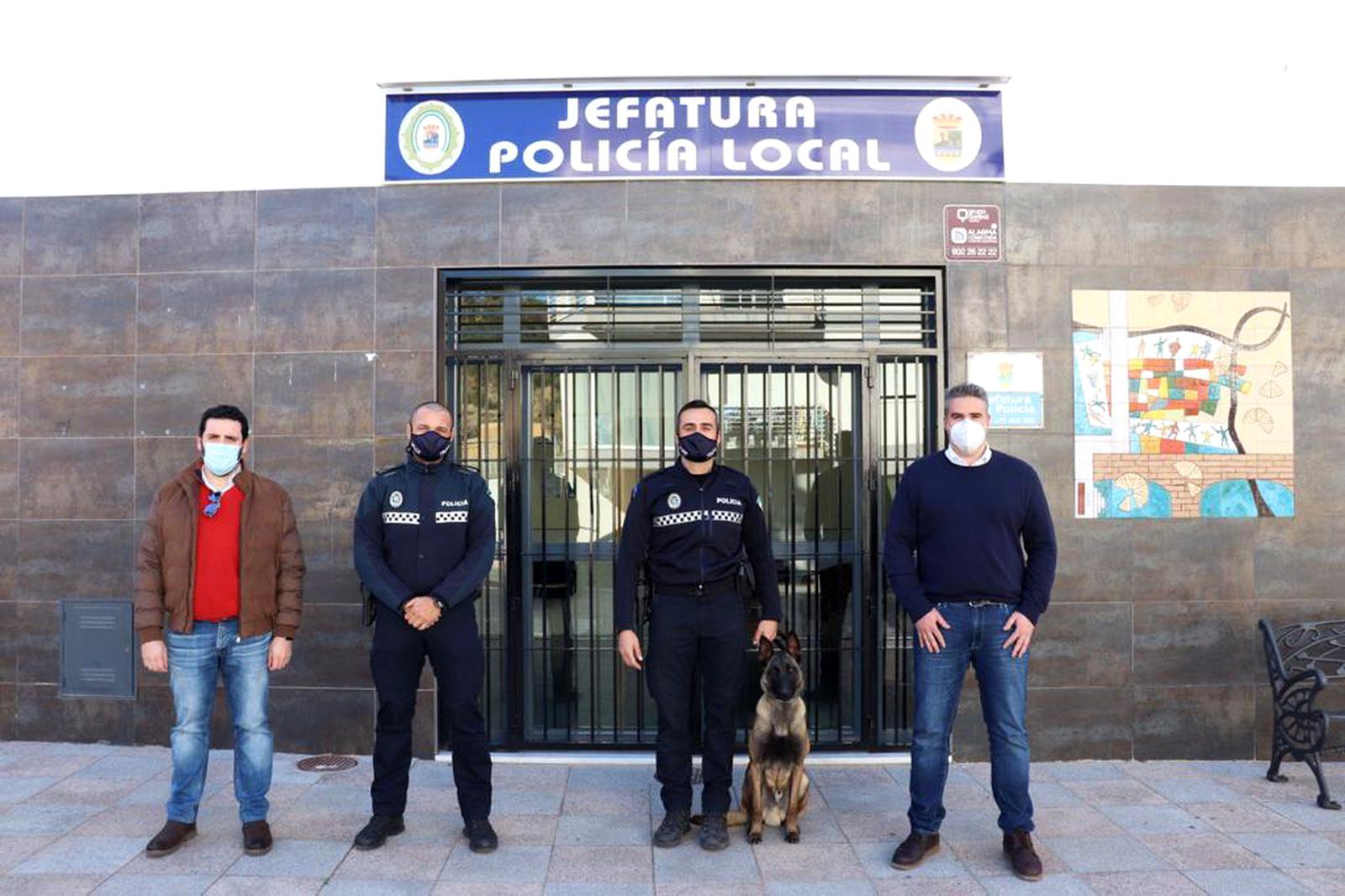 El alcalde Manuel Jesús Flores Malpica, junto al concejal Juan Manuel Ruiz, con dos agentes de la Policía Local y el nuevo can de la Unidad Canina.