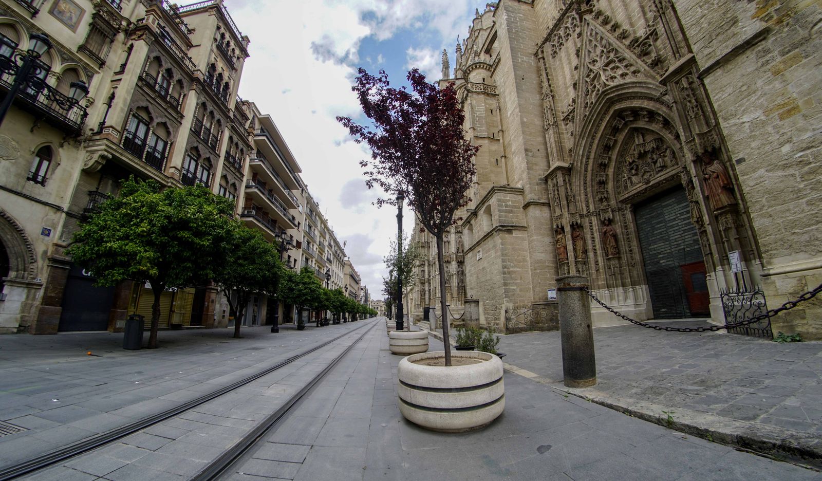 Coronavirus en Sevilla: Postales vacías de Viernes Santo