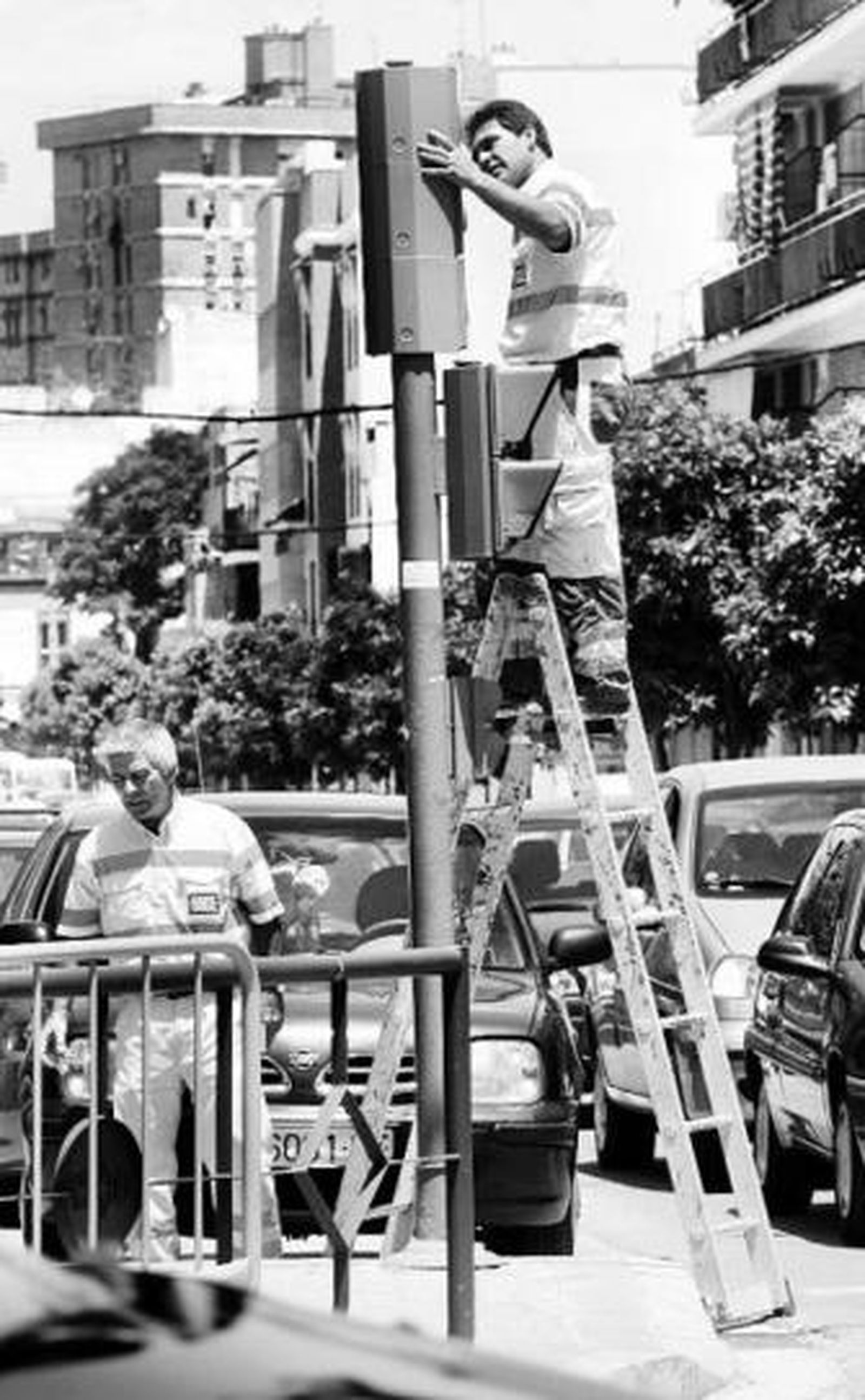 Un operario trabaja en el arreglo de un semáforo, ayer por la tarde.