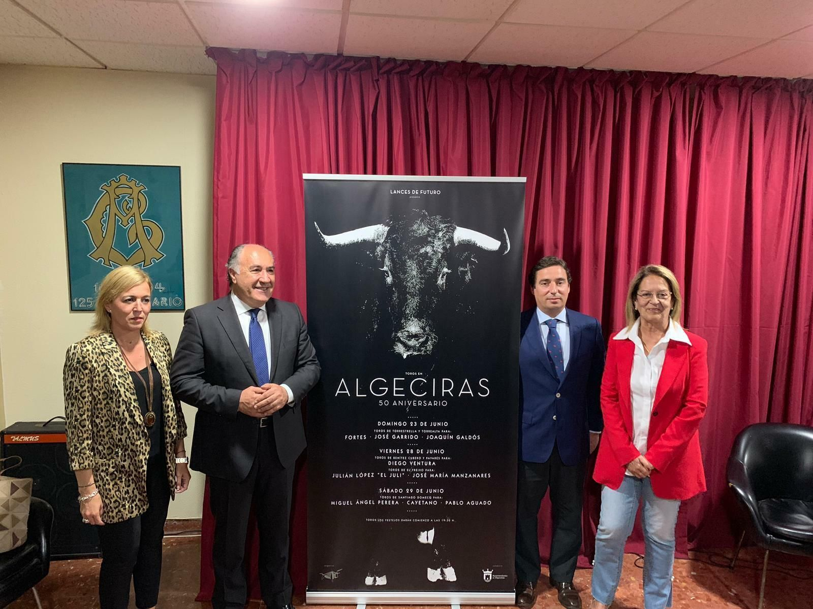 José María Garzón con el alcalde de Algeciras, José Ignacio Landaluce ; la concejal de Festejos, Juana Cid, y la subdelegada de la Junta Eva Pajares.