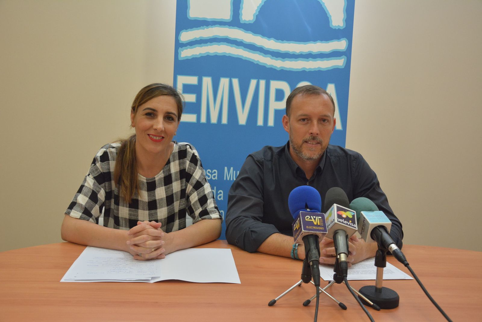 Los concejales veleños presentaron ayer la oferta laboral de la empresa pública.