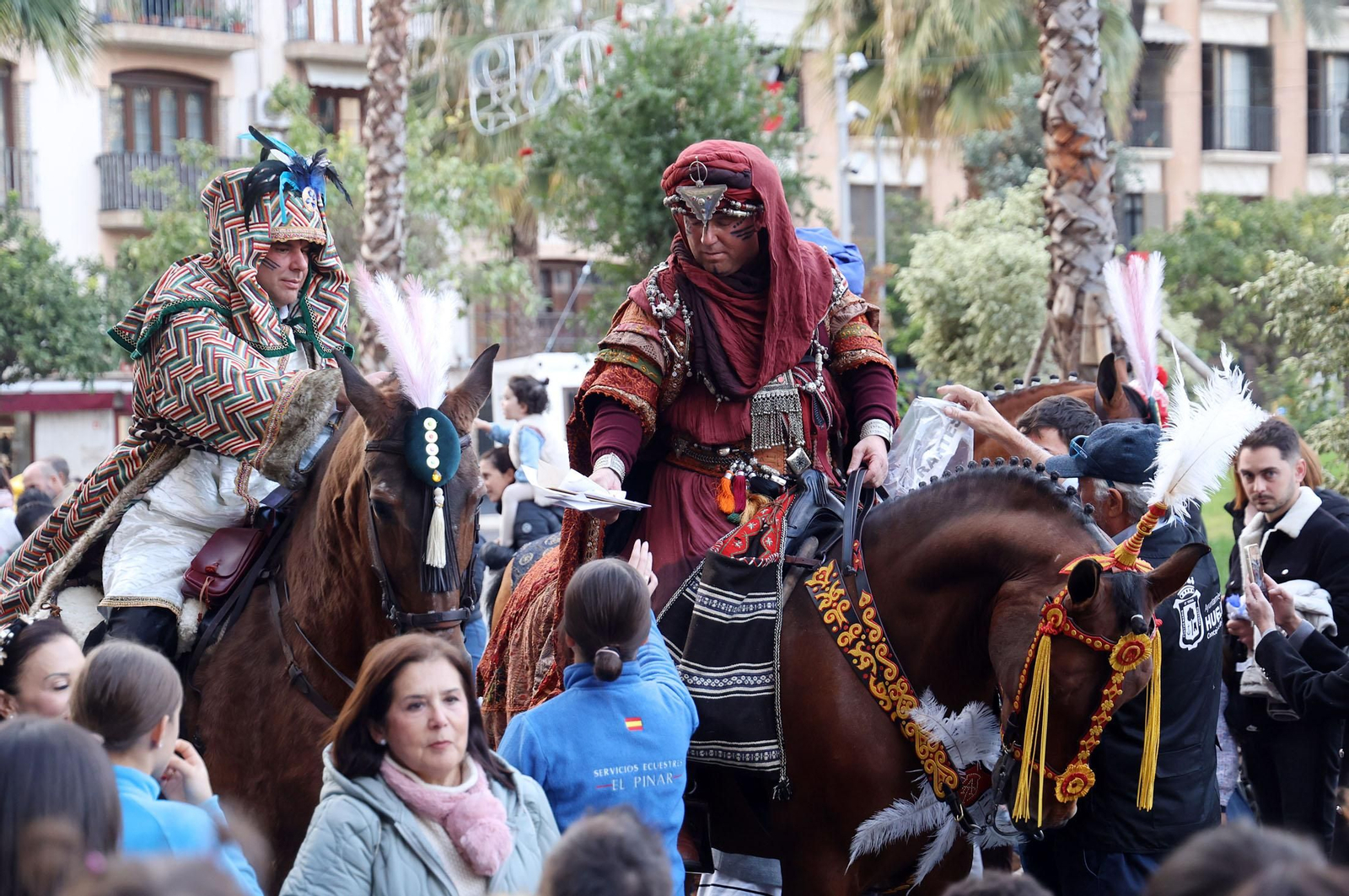 Imágenes del Heraldo Real anunciando la llegada de los Reyes Magos a Huelva